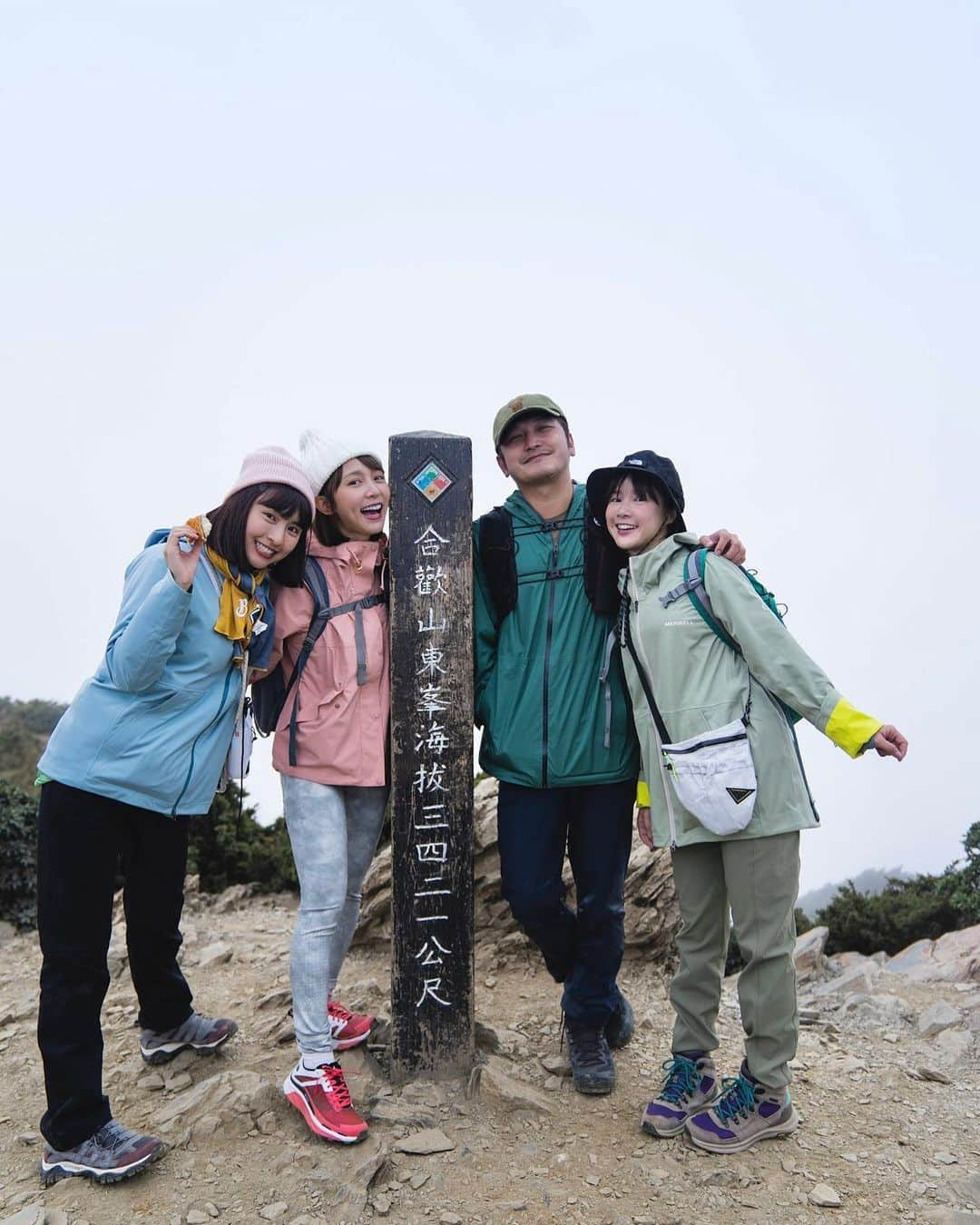 峮峮さんのインスタグラム写真 - (峮峮Instagram)「爬山初體驗⛰️ 過程很喘很累很辛苦～ 偶爾休息一下、但不能休息太久 感覺很遠很長的路 爬著爬著 突然就到了 看到山上的風景很美很遼闊 好像剛剛的辛苦都值得了💕 一起爬山的夥伴都很可愛很喜歡 所以 累的很開心•͈ᴗ•͈🌻🌻🌻 - 寫完爬山文之後 怎麼感覺好像在寫人生（？ 😂😂😂😂😂😂  衣、小包、鞋 @merrelltaiwan」4月14日 20時09分 - qun_04