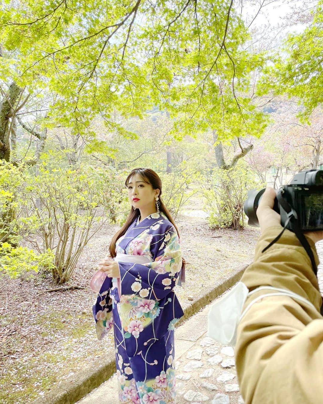 Fujikoのインスタグラム：「先日とある撮影に行ってきましたぁ👸🏻✨  着物👘で撮影は何年ぶりか。。  めっちゃ素敵に撮影してもらいましたので、SNS用写真を公開していきますね💓  #Fujiko#着物#和風#嵐山#和装ヘアアレンジ #京都#嵐山散策#撮影#アーティスト#singer」