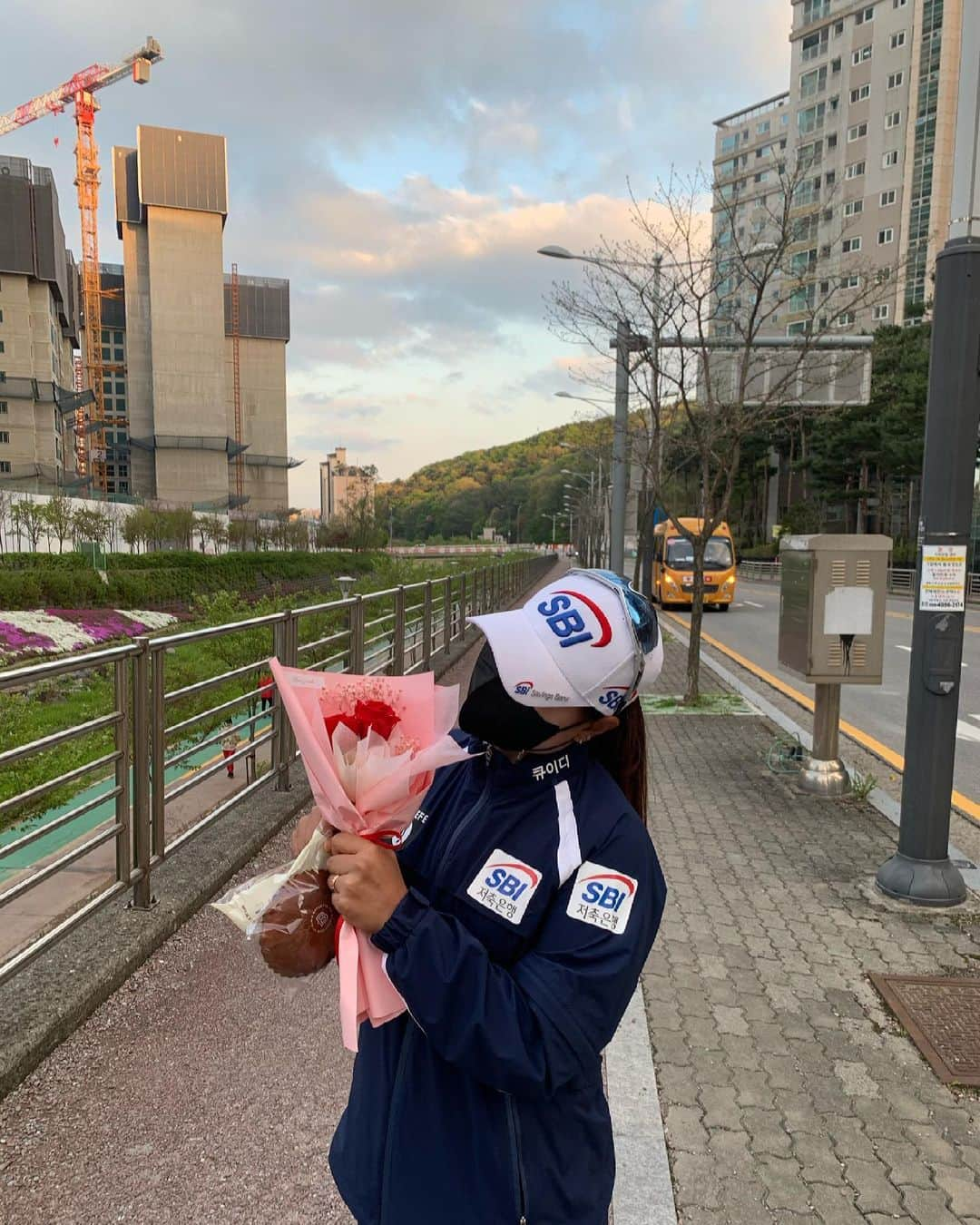 イ・ソミさんのインスタグラム写真 - (イ・ソミInstagram)「. 축하 장미❤️🌹  2승이라서 두송이 주는 센스🌹🌹 . . . #우승 #선물 #감동 #klpga #golf #케이크도있는데 #먹어버렸어... #최애 #언니 #초코케이크 #🌹」4月14日 20時10分 - som_time_