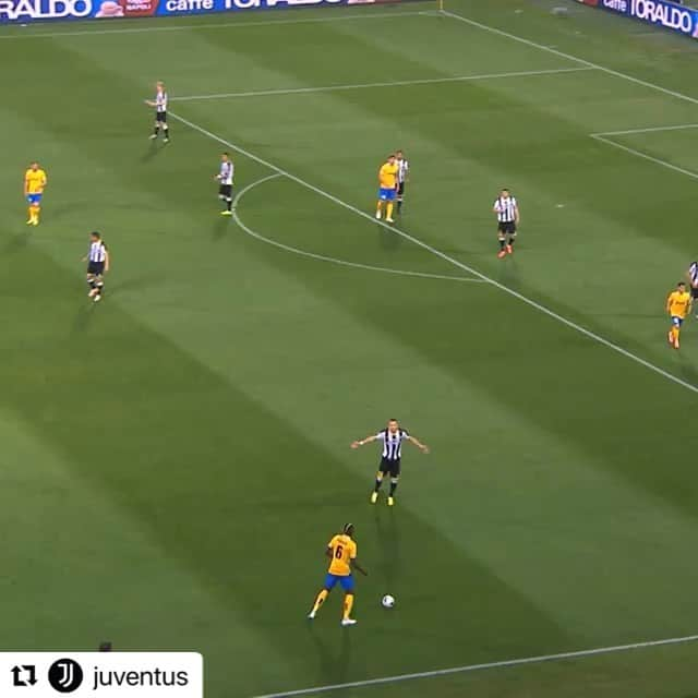 セバスティアン・ジョヴィンコのインスタグラム：「#Repost @juventus with @make_repost ・・・ ⚛️🐜 𝙂𝙞𝙤𝙫𝙞𝙣𝙘𝙤 𝙂𝙤𝙡𝙖𝙯𝙤𝙤𝙤𝙤𝙤! ⚽️  #GoalOfTheDay #ForzaJuve」