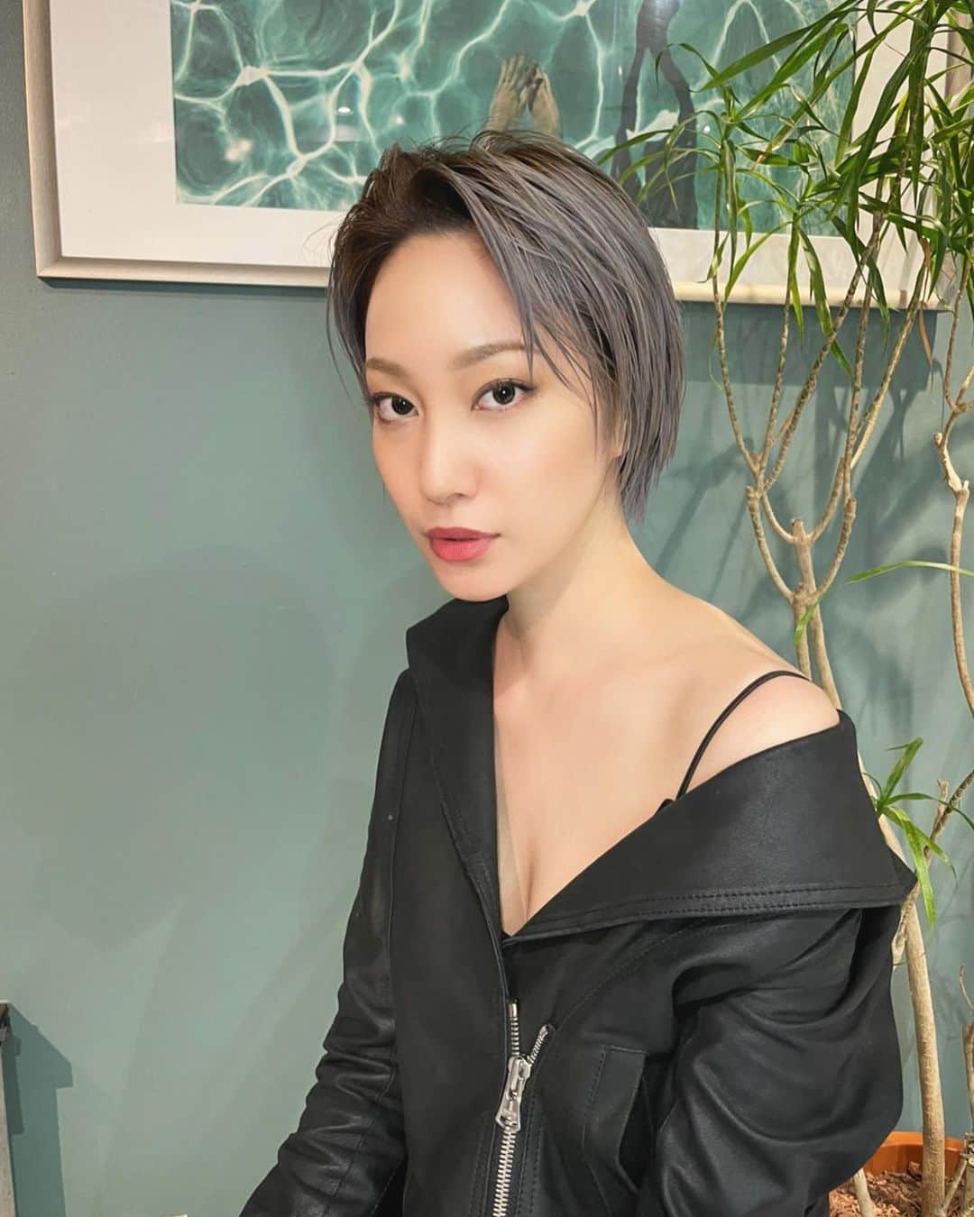 藤本奈月のインスタグラム：「思い付きでひっさしぶりのショートカット。 初めてショートにした時ぶり🌝 カラーはシルバーになっていくように。 すっきりしたー。まじですっきりした！ 気持ちの切り替えになった🪄🪄  @gypsy_models_2020 には、提携しているお店があります。 オーディションやお仕事に合わせてのカットカラーや、美意識向上の為に各種サロン様と連携して サポートを行っています🪄 うちのセルフホワイトニングもね😚 サロンジプシーにならなくて済むように、ご案内していきます👌  thx @eme_shimazu1028 よっくん！」