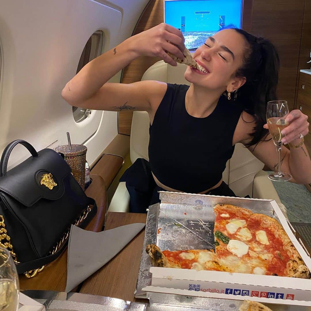 デュア・リパさんのインスタグラム写真 - (デュア・リパInstagram)「a photo dump consisting of mainly mirror selfies and pizza 🍕🤷🏻‍♀️」4月14日 20時20分 - dualipa