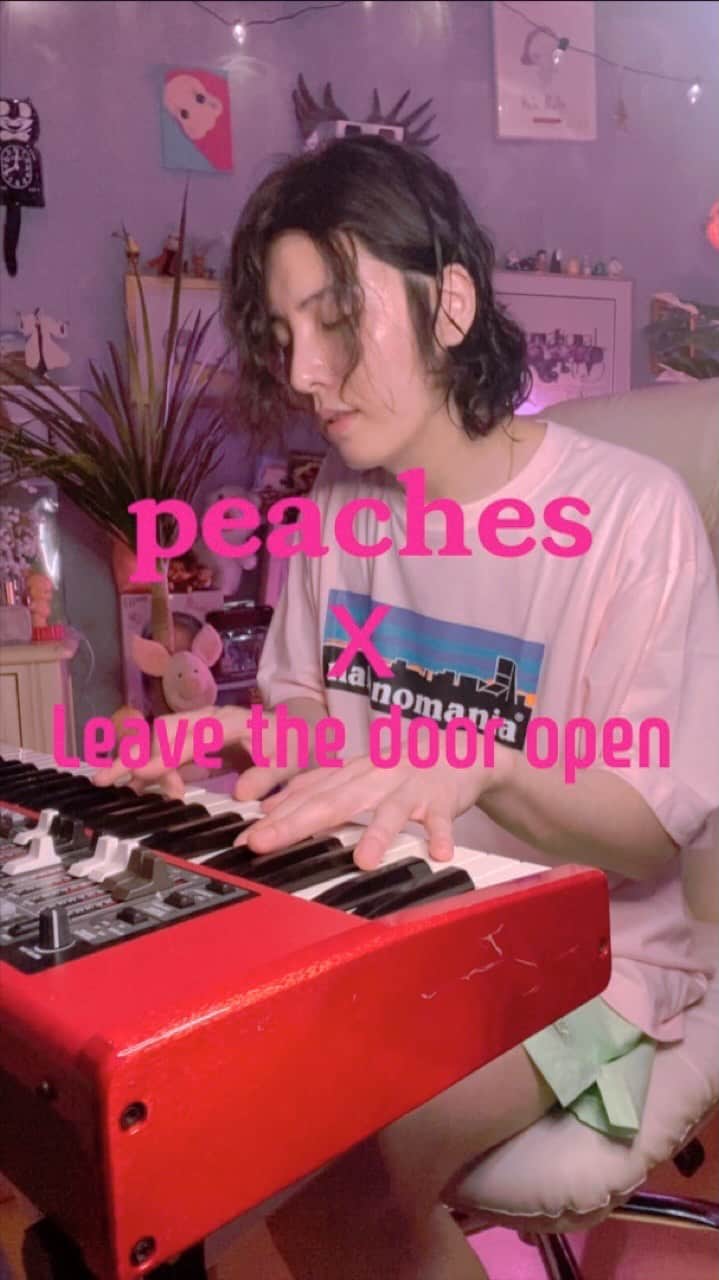 ノ・ミヌのインスタグラム：「#peaches#leavethedooropen」
