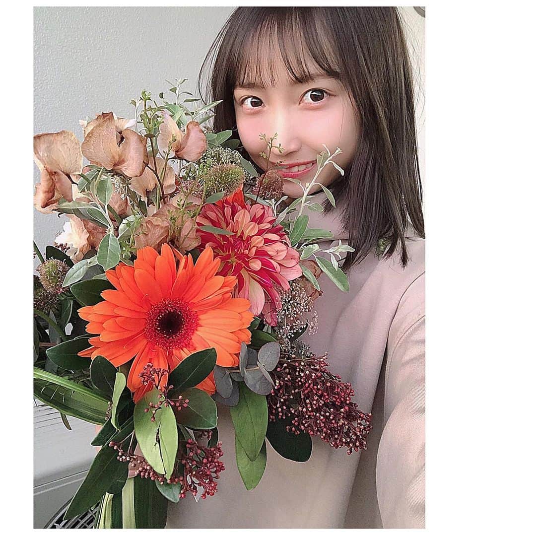 薮下楓のインスタグラム：「今日NHKラジオ コイらじ のコーナー内で、お花をいただいちゃいました💐  SHAMROCK という広島にあるお花屋さんです。 お仕事への姿勢がすごくかっこよくてたくさんパワーをいただきました！ このお花はお部屋に飾りたいと思います🌼 嬉しいな、  #SHAMROCK #薮下楓 #STU48」