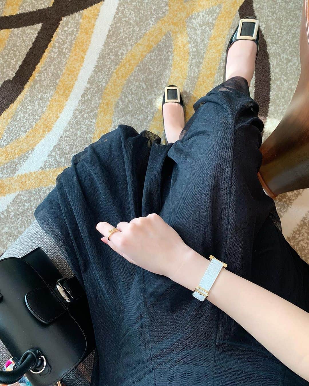 ハンナミのインスタグラム：「上下blackもあり 🤍 ピンク色のニットとも合わせたいな🌸  ドットスカートは1色展開です :-)」