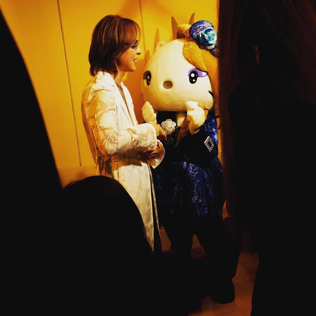 YOSHIKIのインスタグラム：「Don't worry @yoshikitty_official , I've been voting and our fans are voting everyday. 大丈夫、俺も、ファンのみんなも毎日投票してる！  "#SanrioCharacterRanking 2021 voting has started!  Please VOTE！ Once a day with your mobile device until May 24! Vote→ https://ranking.sanrio.co.jp/characters/yoshikitty/  『2021年 #サンリオキャラクター大賞 』開始！ yoshikitty に投票よろしくね! スマホで１日１回投票できます！5月24日(月) まで  投票はこちらから→ https://ranking.sanrio.co.jp/characters/yoshikitty/   #yoshiki x #hellokitty = yoshikitty」