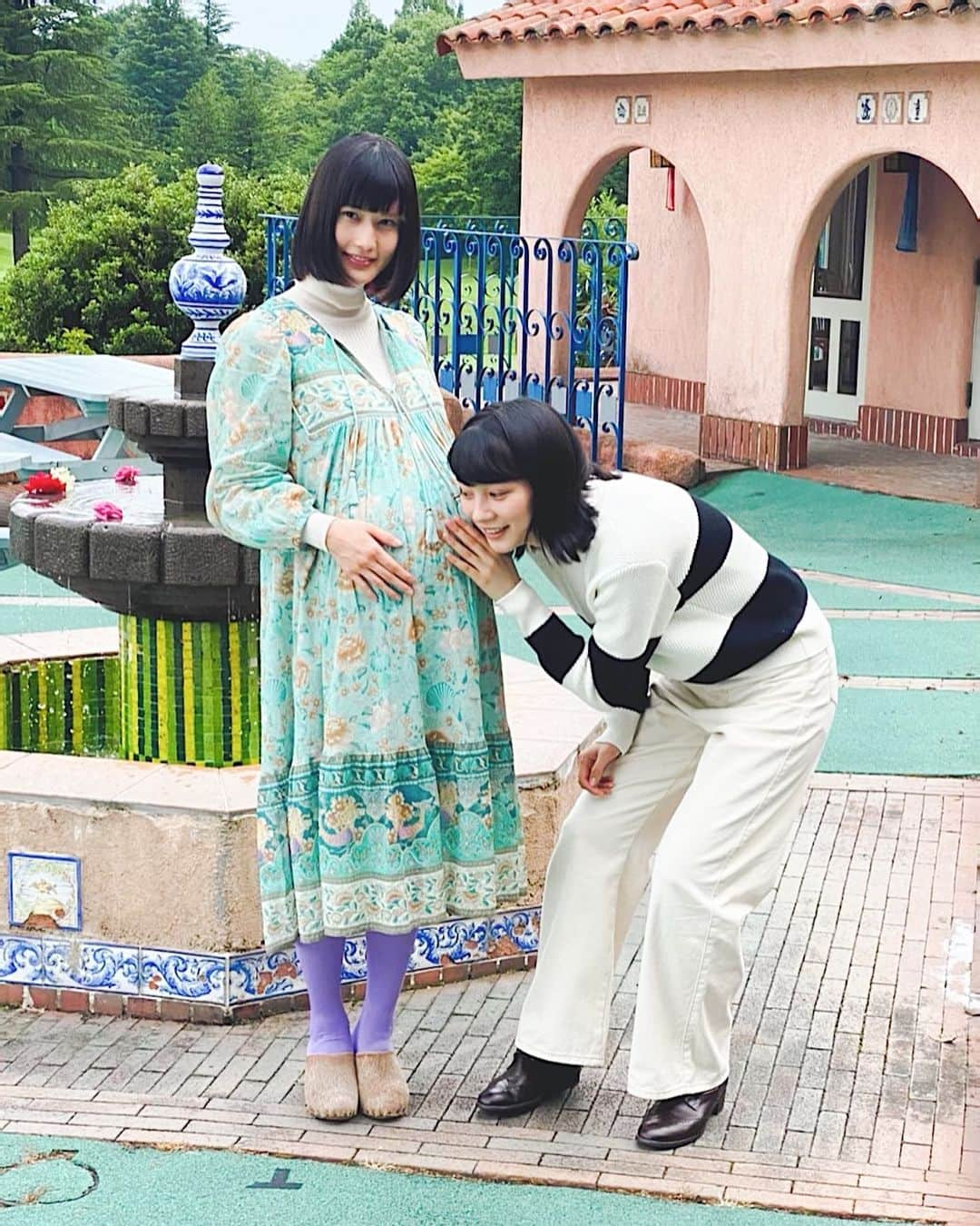 のん（能年玲奈）さんのインスタグラム写真 - (のん（能年玲奈）Instagram)「#私をくいとめて 撮影時の写真です。 お腹の赤ちゃんの音を聞いてる風。 #橋本愛 ちゃんと。」4月14日 20時39分 - non_kamo_ne