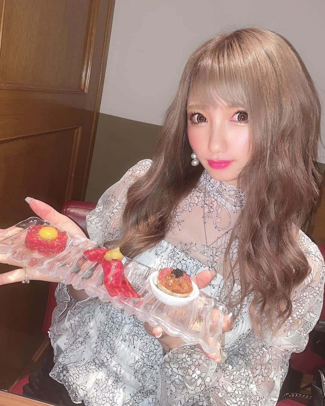 まゆぴちゅーさんのインスタグラム写真 - (まゆぴちゅーInstagram)「焼肉dinner🍴( ¨̮ )✩💓  念願のうしごろバンビーナ銀座店 @ushigoro_yakiniku  にいってきたよーーんっ\( ˆoˆ )/🍖✨✨  季節のコースをいただいたんだけど、 生肉ユッケや握りとかも最高だったし 前菜、サラダも美味しくて、お肉も豪華すぎた！ 分厚い黒タン美味しすぎて衝撃だったし、 ハラミも美味しいし、サーロインだったり フォアグラ包んじゃったりすき焼き風のやつ でてきたり、、、🙈💓  〆のリゾットとボロネーゼも最高💗幸 デザートのパンナコッタも幸せすぎた🥺💓💓  贅沢な至福な時間を過ごせるお店や…( ˊ࿁ˋ ) ᐝ美味しすぎっ  -----------------------------  【📍うしごろバンビーナ銀座店】 🚃 東京メトロ銀座線 B3出口 徒歩30秒 📞 050-5592-6597  👛 🌙￥8,000～￥9,999 ☀️￥5,000～￥5,999  ----------------------------- . . . #うしごろ #うしごろバンビーナ #ushigoro #うしごろ表参道店 #ushigorobambina #ushigorokan  #焼肉 #うしごろバンビーナ銀座店 #銀座 #銀座グルメ #日比谷グルメ #東京グルメ #東京グルメ部 #東京グルメ巡り #インスタグルメ #銀座焼肉 #焼肉ディナー #ディナーデート #インスタグルメアワード2021 #グルメ女子 #ビジョビ #生肉 #ユッケ #えちえちグルメ」4月14日 20時34分 - mayu_03pichu