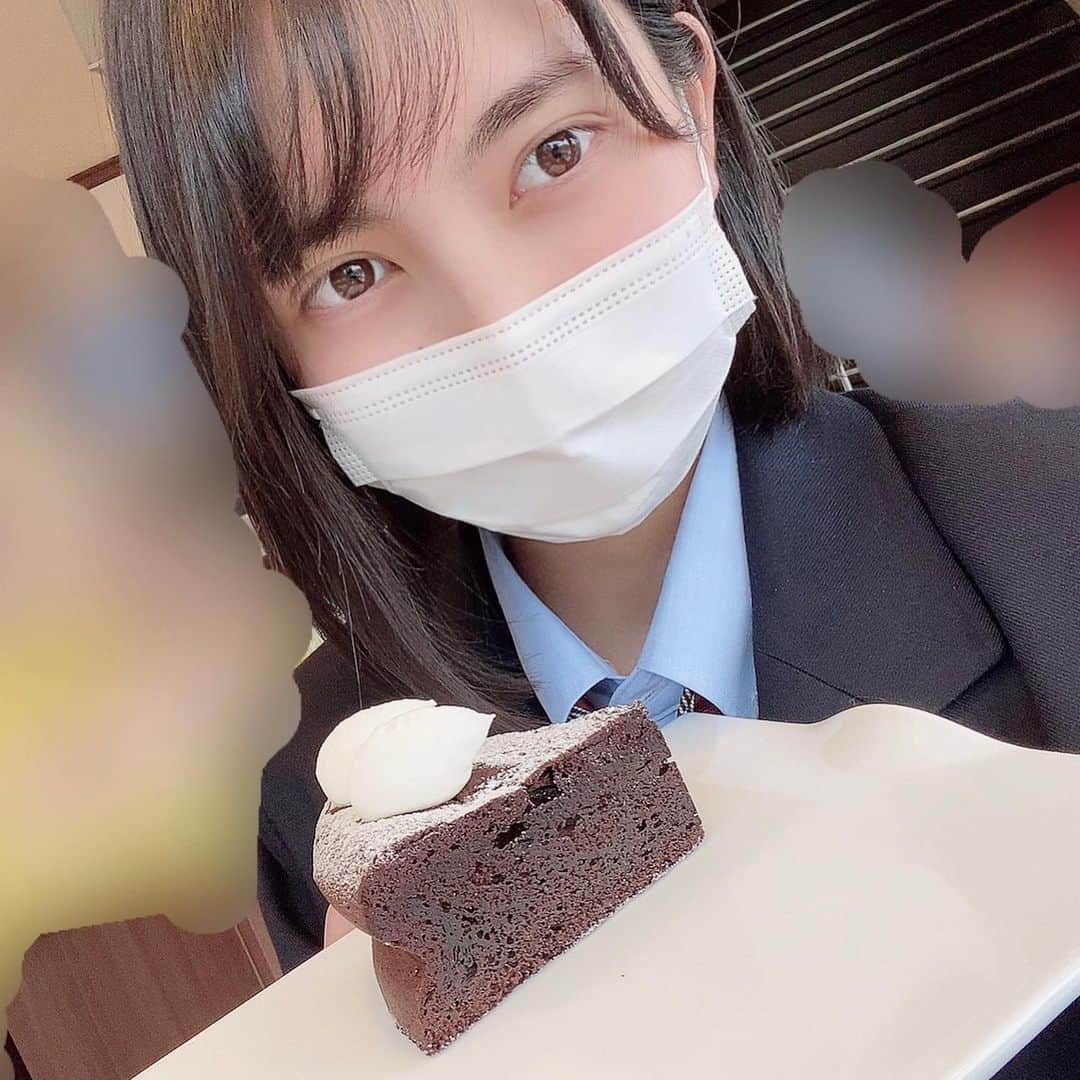 戸羽望実のインスタグラム：「がとーしょこら🤍  #高校生 #JK #ケーキ #甘いものは人を幸せにする #幸せ #ガトーショコラ」