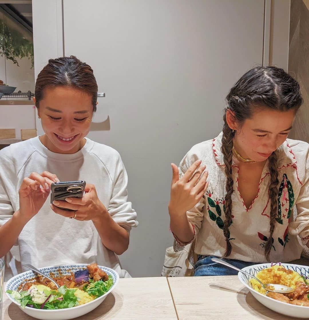 中川珠里さんのインスタグラム写真 - (中川珠里Instagram)「.  vegan curry🌿﻿ ﻿ 友達とランチ自体が実にひさしぶり🐤﻿ カレー好きなtwinsと一緒に👩🏽‍🤝‍👩🏾﻿ @satobyy @rvan2711  横浜ジョイナスにオープンした @peacecafe_jp へ﻿ ﻿ ピースカフェは2年前にハワイの店舗に行って﻿ 美味しくて感動したんだぁ﻿ 日本にもできたなんて嬉しいね♡﻿ ﻿ わたしは5辛にしてみたら﻿目の下からも汗出ました でも辛さより全然旨みが勝つ✨﻿ ﻿ 📸ラスト写真は2年前のハワイの写真です﻿😛 ﻿ ﻿ #スパイスカレー#ピースカフェ　 #横浜エリアはありがたいー」4月14日 20時40分 - juri1104