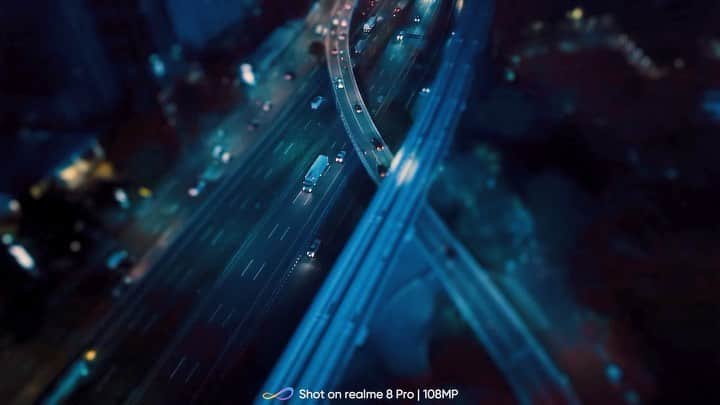 Putri Anindyaのインスタグラム：「Infinite Jakarta //   Let’s watch Jakarta in a fresh—different perspective, tilt-shift. Seeing it from the heights or from the road. From the sunrise to the sunset. Bright to dark. It is Jakarta that we all know. We felt familiar to it but then we don’t. It’s all captured here through the digital focus. Just like the dynamic bokeh, this tilt shift beautifully added as world’s first tilt-shift time-lapse on smartphone, only on realme 8 Pro.   #8etter108MP #CaptureInfinity #FavoritnyaAnakMuda #DareToLeap  soundtrack Devotion by Jim Hall https://synthkid.bandcamp.com/album/elsewhere」