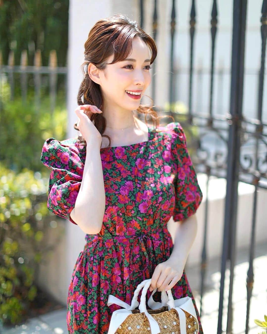のインスタグラム：「晴れが続いた日々が恋しいような 今日のお天気でしたね~⸜🌷︎⸝‍ . 春から冬に逆戻りな気温で、体調くずさないようにあたたかくしてお過ごしくださいね💓 . ☑dress @montresorsaki  本日発売の、パフスリーブが可愛いいコットンワンピース👗 ウエストのリボンは、前でも後ろでも好きなところで結んでいただける2wayです🎀 . #montresor #montrésor #モントレゾール #selectshop #セレクトショップ  #綺麗めコーデ #大人可愛い #大人可愛いコーデ  #お出かけコーデ #観劇コーデ #cordinate #花柄ワンピース」