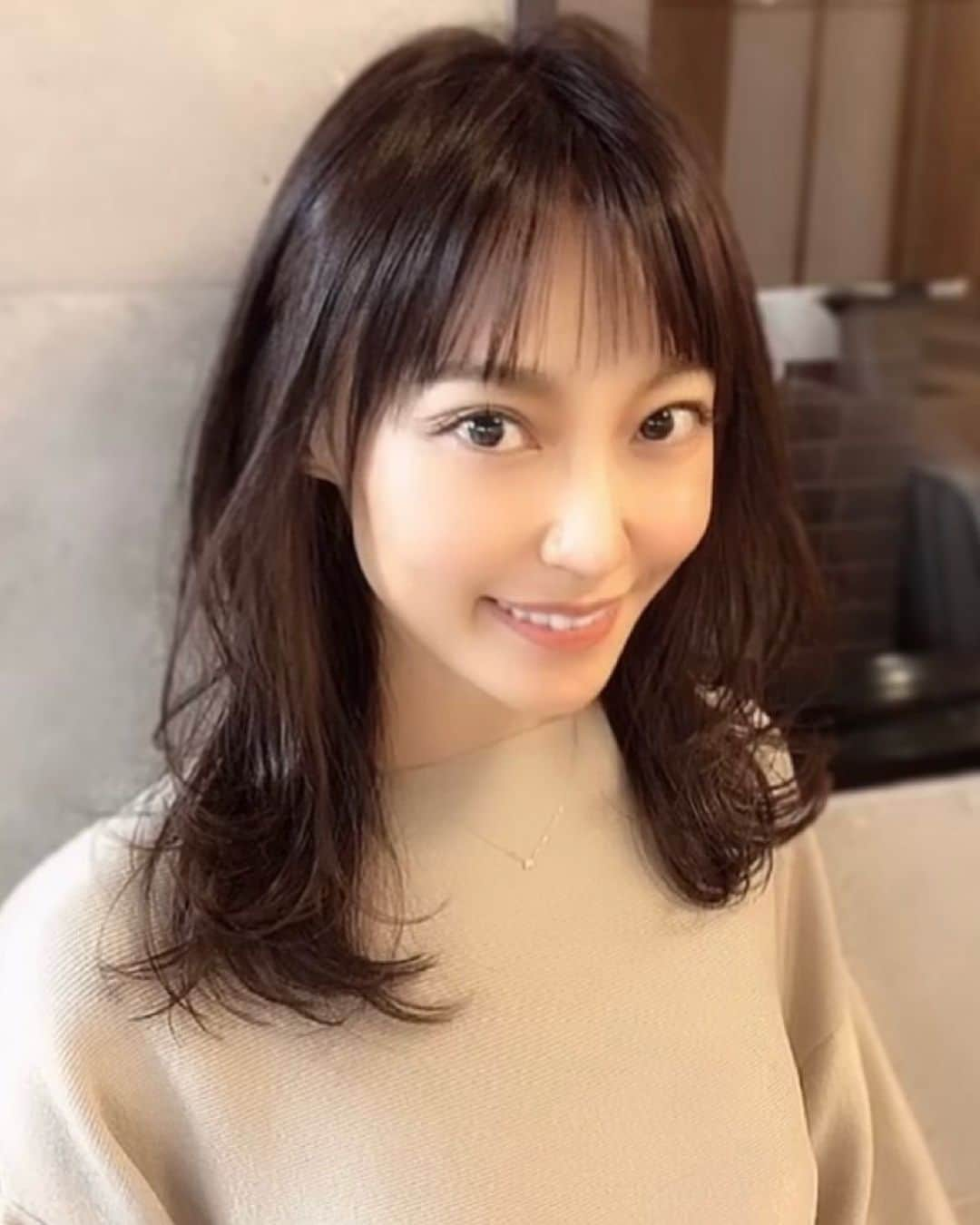 中川祐子さんのインスタグラム写真 - (中川祐子Instagram)「確定申告が無事に終わって ほっとしている今日このごろ(笑) (ギリギリまでやらないタイプで…😅) . まだ他にもやらなきゃいけないことは たくさんあるけど、、 とりあえず今は この解･放･感〜♬ に浸って 心の余裕を楽しんでます😝w . あ、そうそう！！ 先日美容院に行ってきましたー💇‍♀️ その時撮ってもらった写真を アップしますねー☺️ . 今回は髪色を少し暗くして、 レイヤー入れて 今までとちょっと違う感じに してもらったよー✨ とっても気に入ってます‼️✌️ . 今日もHAPPY🥰 . #確定申告おわったぁ #解放感ハンパない #髪切りました #ミディアムレイヤー #前髪短め #hairstyle #newhaircut #40代ヘアスタイル #happylifestyle」4月14日 21時13分 - nakagawa.yuko