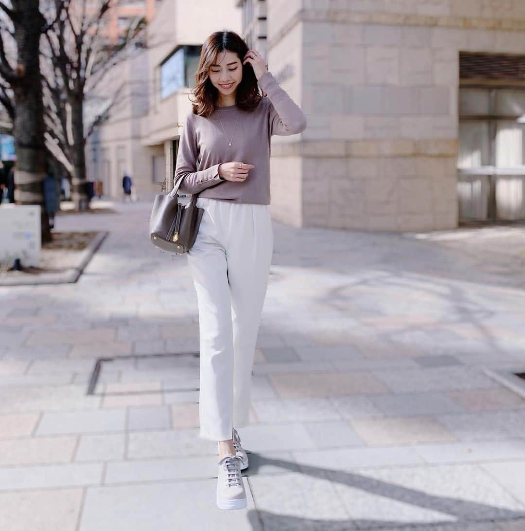 青山美沙子さんのインスタグラム写真 - (青山美沙子Instagram)「#coordinate ♡﻿ ﻿ ﻿ knit・・ @zara  pants・・ @iena_jp  bag・・ @hermes  shoes・・ @camper_japan  ﻿ ﻿ ﻿ ﻿ ﻿ ﻿ 髪切る前に撮ったコーデ﻿ ﻿ CAMPERの展示会でオーダーさせていただいた﻿ スニーカー、runner up♡﻿ ﻿ ﻿ この色味が最高に可愛い🥰﻿ ﻿ ﻿ ﻿ ﻿ ソールのかかと部分が少し高くなってるから﻿ 背が高くなるのもポイント高い♪ ﻿ ﻿ ﻿ ﻿ ﻿ 　　﻿ ﻿ #コーディネート#アラサーコーデ#アラサー女子コーデ#アラサーファッションコーデ#165cm#165cmコーデ#大人かわいいコーデ#大人可愛いコーディネート#campershoes#カンペール#カンペールスニーカー#ランナーアップ#スニーカーコーデ#スニーカー女子#スニーカー好き#ザラニット#ザラニットが好きすぎる#ピコタンロックpm#ピコタンロック#IENA#イエナ#ザラジョコーデ#ザラ女#きれいめカジュアル#きれいめコーデ#春コーデ#春服コーデ#白パンツコーデ」4月14日 21時22分 - misa1120mh