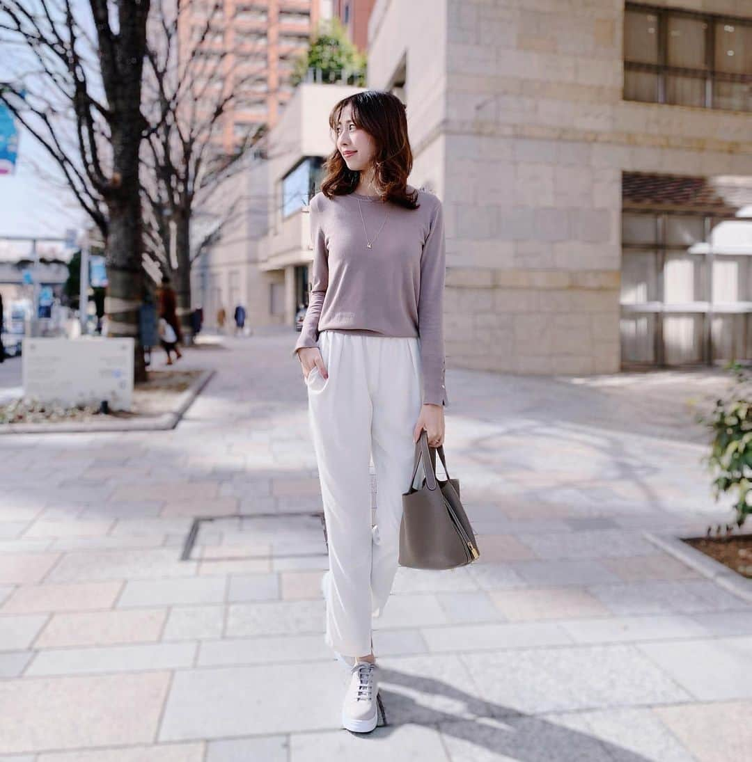 青山美沙子のインスタグラム：「#coordinate ♡﻿ ﻿ ﻿ knit・・ @zara  pants・・ @iena_jp  bag・・ @hermes  shoes・・ @camper_japan  ﻿ ﻿ ﻿ ﻿ ﻿ ﻿ 髪切る前に撮ったコーデ﻿ ﻿ CAMPERの展示会でオーダーさせていただいた﻿ スニーカー、runner up♡﻿ ﻿ ﻿ この色味が最高に可愛い🥰﻿ ﻿ ﻿ ﻿ ﻿ ソールのかかと部分が少し高くなってるから﻿ 背が高くなるのもポイント高い♪ ﻿ ﻿ ﻿ ﻿ ﻿ 　　﻿ ﻿ #コーディネート#アラサーコーデ#アラサー女子コーデ#アラサーファッションコーデ#165cm#165cmコーデ#大人かわいいコーデ#大人可愛いコーディネート#campershoes#カンペール#カンペールスニーカー#ランナーアップ#スニーカーコーデ#スニーカー女子#スニーカー好き#ザラニット#ザラニットが好きすぎる#ピコタンロックpm#ピコタンロック#IENA#イエナ#ザラジョコーデ#ザラ女#きれいめカジュアル#きれいめコーデ#春コーデ#春服コーデ#白パンツコーデ」