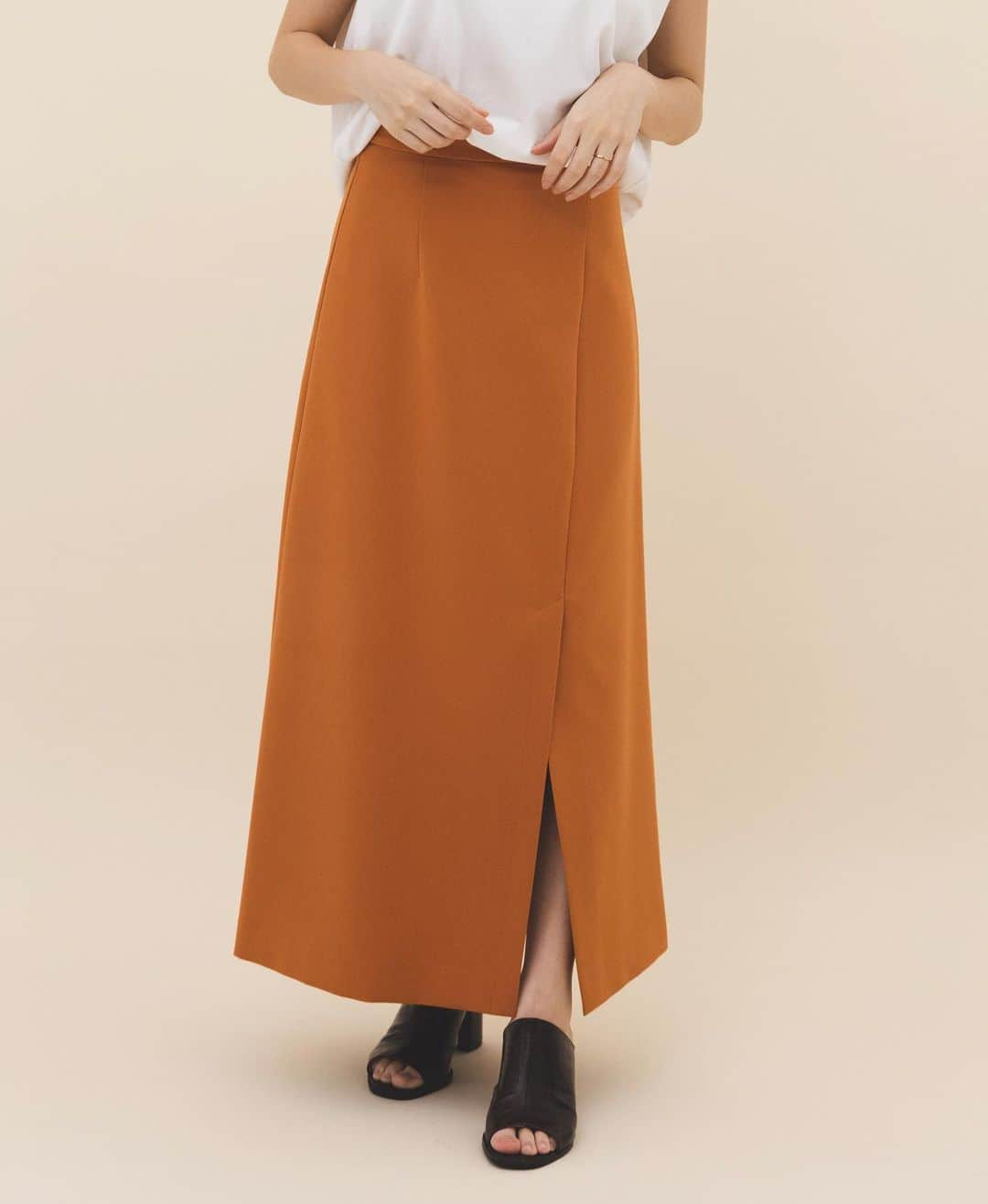 左近鈴乃さんのインスタグラム写真 - (左近鈴乃Instagram)「. スリットフレアスカート(LIGHT BEIGE)  体のラインに沿った綺麗なフレアラインのスカート。 フロントサイドにスリットを施すことにより抜け感を出してくれます🕊🤍  ライトベージュ・ベージュ・オレンジのカラー展開で ベージュ系は無難に合わせやすいですが 個人的にはオレンジがお気に入り〜🍊🧡  微ストレッチの効いた素材なので着心地が良い◎ しわにもなりにくいのでオンオフ問わず着ていただけます😌  . トップスは何にでも合わせやすい万能な ノースリーブカットソー(SAX BLUE) 肩部分が立体的なデザインになっているので 二の腕を目立ちにくくしてくれます✨ . #SOUAIRE #2021SS」4月14日 21時16分 - suzuno_sakon