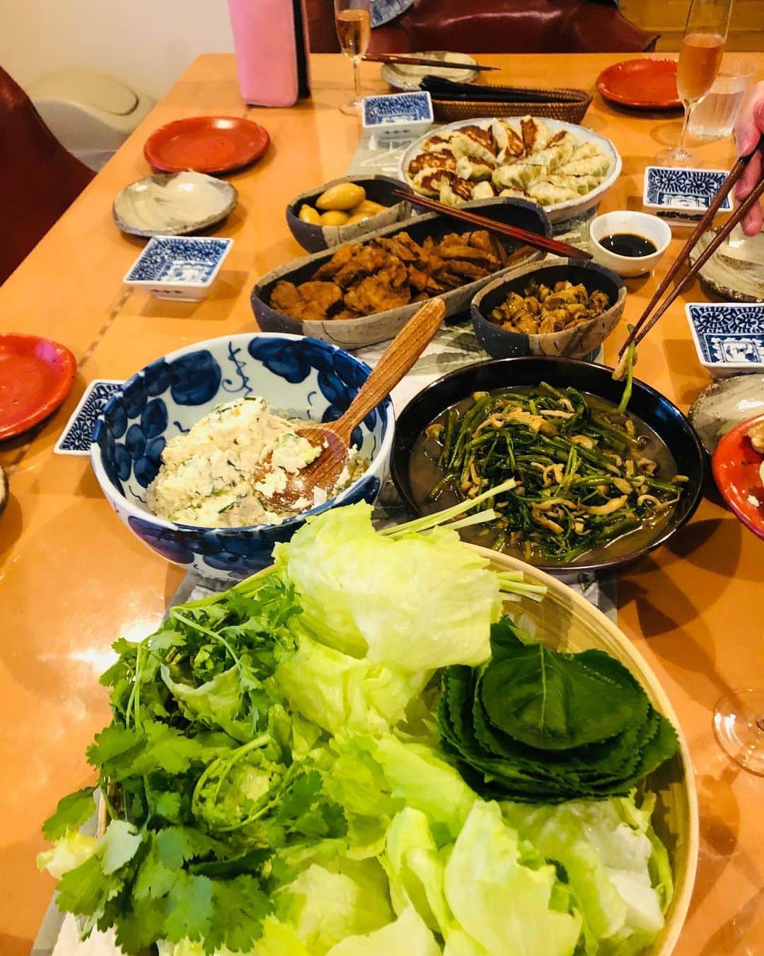 のインスタグラム：「今夜は 息子くんのお友達も 一緒にご飯😊 今日は 娘ちゃんが一緒にお台所に立ってくれました😊 手際良く下拵えをしながら 料理の味付けをチェックする彼女✨✨✨ いつか 愛する家族のために 毎日美味しいご飯を作るのでしょうね〜 というわけで 今夜も盛りだくさん👍 豚肉 肩ロースの塊肉を 茹でてから スパイスで甘辛く煮絡めたものを 葉野菜で包んでいただく サムギョプサル風 おからのポテトサラダ風 空芯菜としめじの豆鼓醬炒め トマトと玉ねぎのサラダ 買ってきた 韮たっぷりの餃子 つぶ貝の煮物 イカの煮物 土鍋ご飯 いつもより さらに賑やかな食卓となりました😊  #お家ご飯 #家族でご飯 #かあちゃんの味 #娘ちゃんと #賑やかな食卓 #毎日を楽しく #幸せのレシピ #今日食べた物が明日の身体を作る」