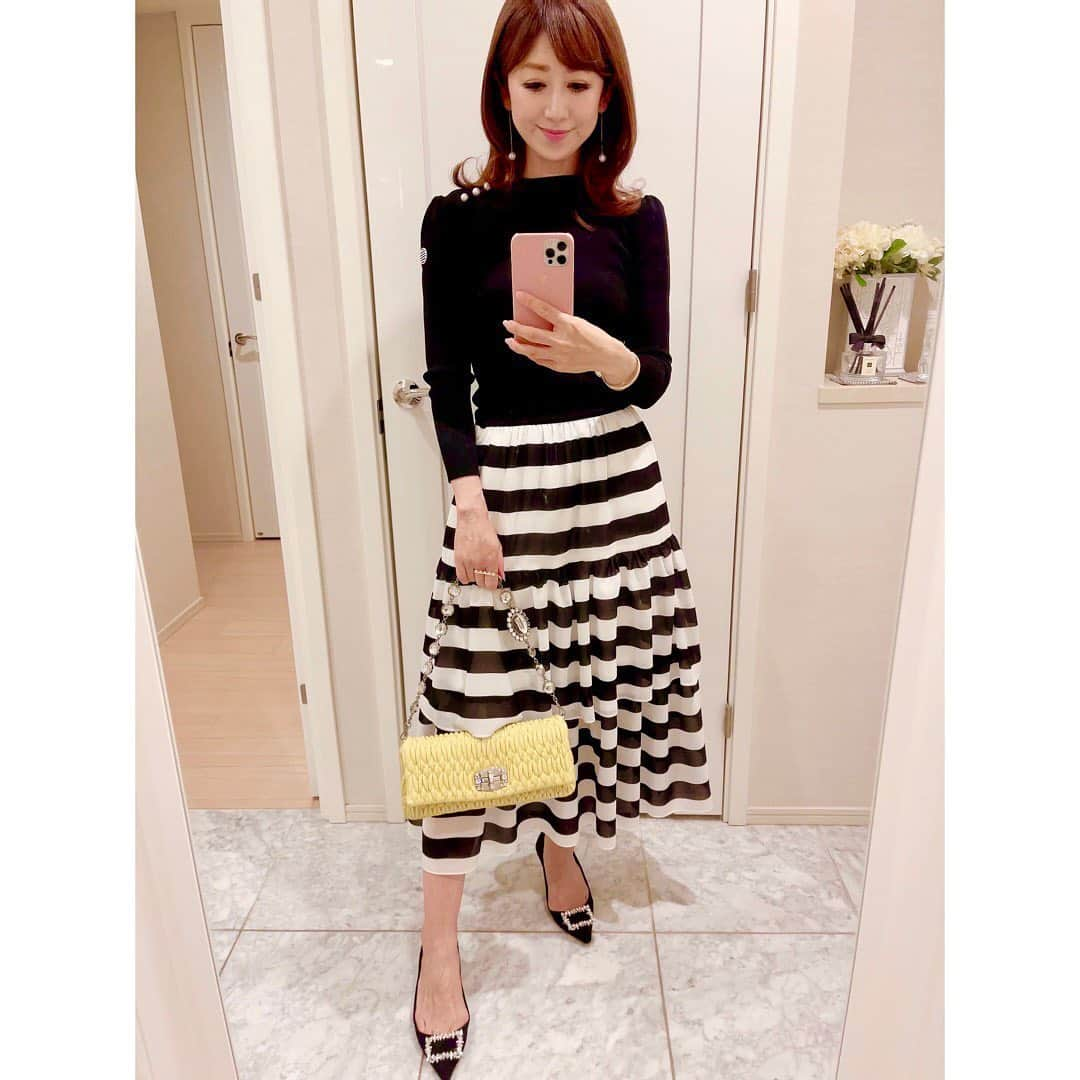 和泉佳子さんのインスタグラム写真 - (和泉佳子Instagram)「いつかのコーディネート💗  tops： BORDERS at BALCONY skirt ： BORDERS at BALCONY shoes ： TSURU by Mariko Oikawa bag ： MIUMIU  佳子流モノトーンコーディネート💕  #和泉佳子　#コーディネート　#ファッション　#モノトーンコーディネート　#ボーダーズアットバルコニー  #ミュウミュウ　#miumiu  #ファッション好きな人と繋がりたい」4月14日 21時39分 - yoshiko_izumi