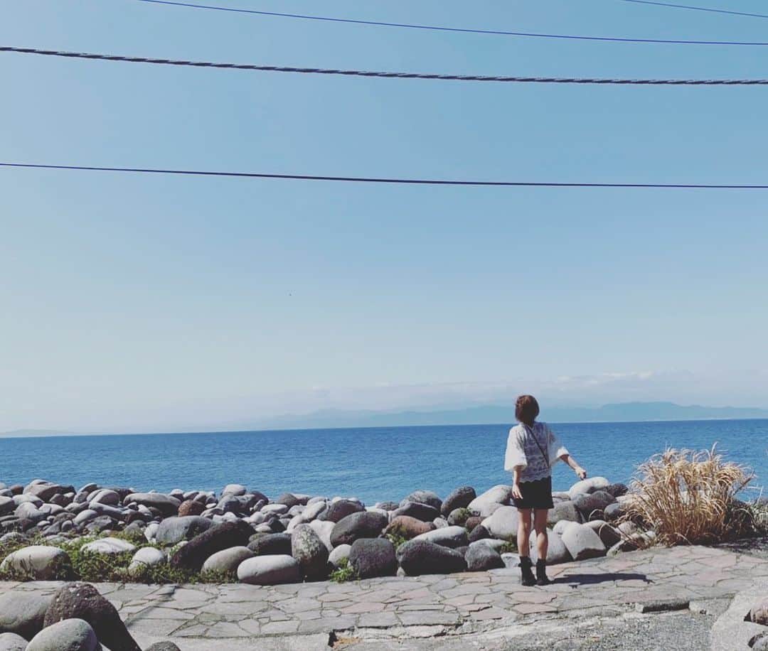 あゆみさんのインスタグラム写真 - (あゆみInstagram)「階段登ったら地平線がみえてワーイなった  #あゆくま #海」4月14日 21時32分 - ayumi_ayumikurikamaki