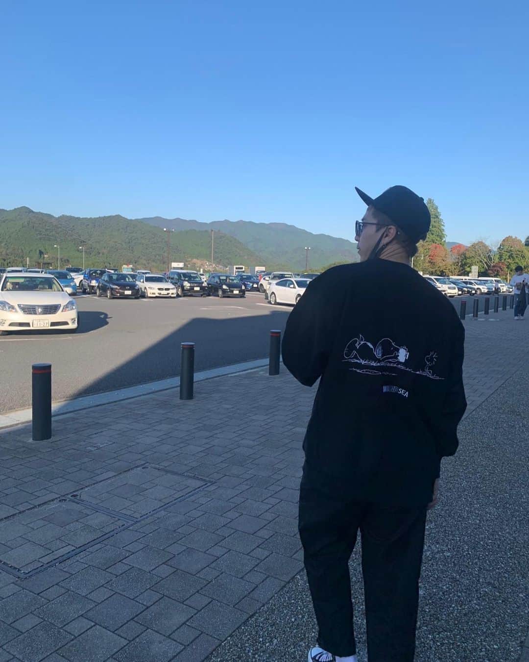 前田真吾のインスタグラム：「最近の気候よきだなー この時期のパーカー、トレーナーで外出れるの好きだな。  #春服#春コーデ#黒コーデ#cap#sweatshirt#windandsea#cookman#今日のコーデ#カジュアル#casual#サングラス#🕶#☀️」