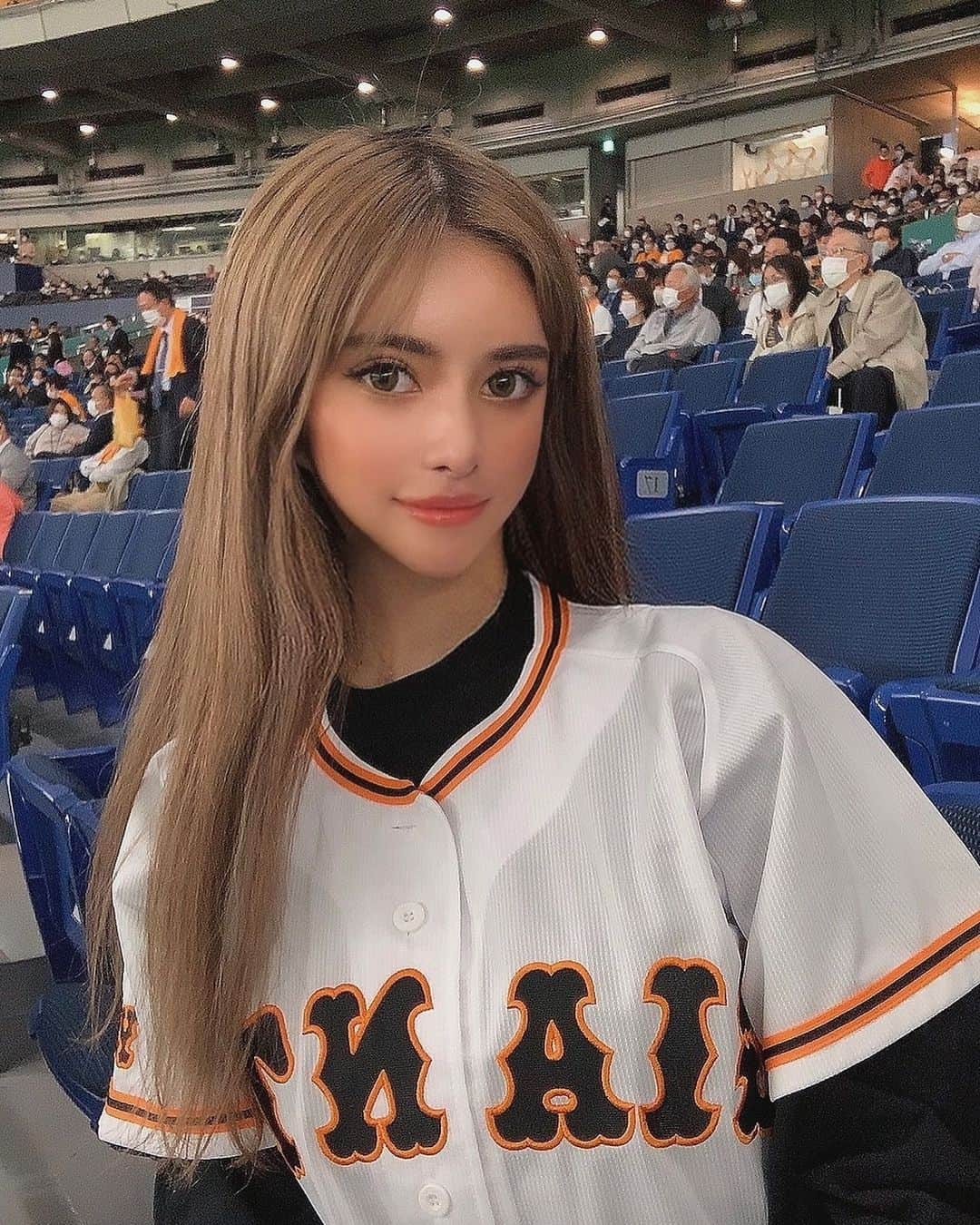 KIKOのインスタグラム：「雨で髪の毛あちらこちらの死亡です👋🏻♾😤  勝ちましたね 嬉しいです🥱🧡🧡🧡  #giant #巨人 #野球　#読売ジャイアンツ  #後楽園球場」