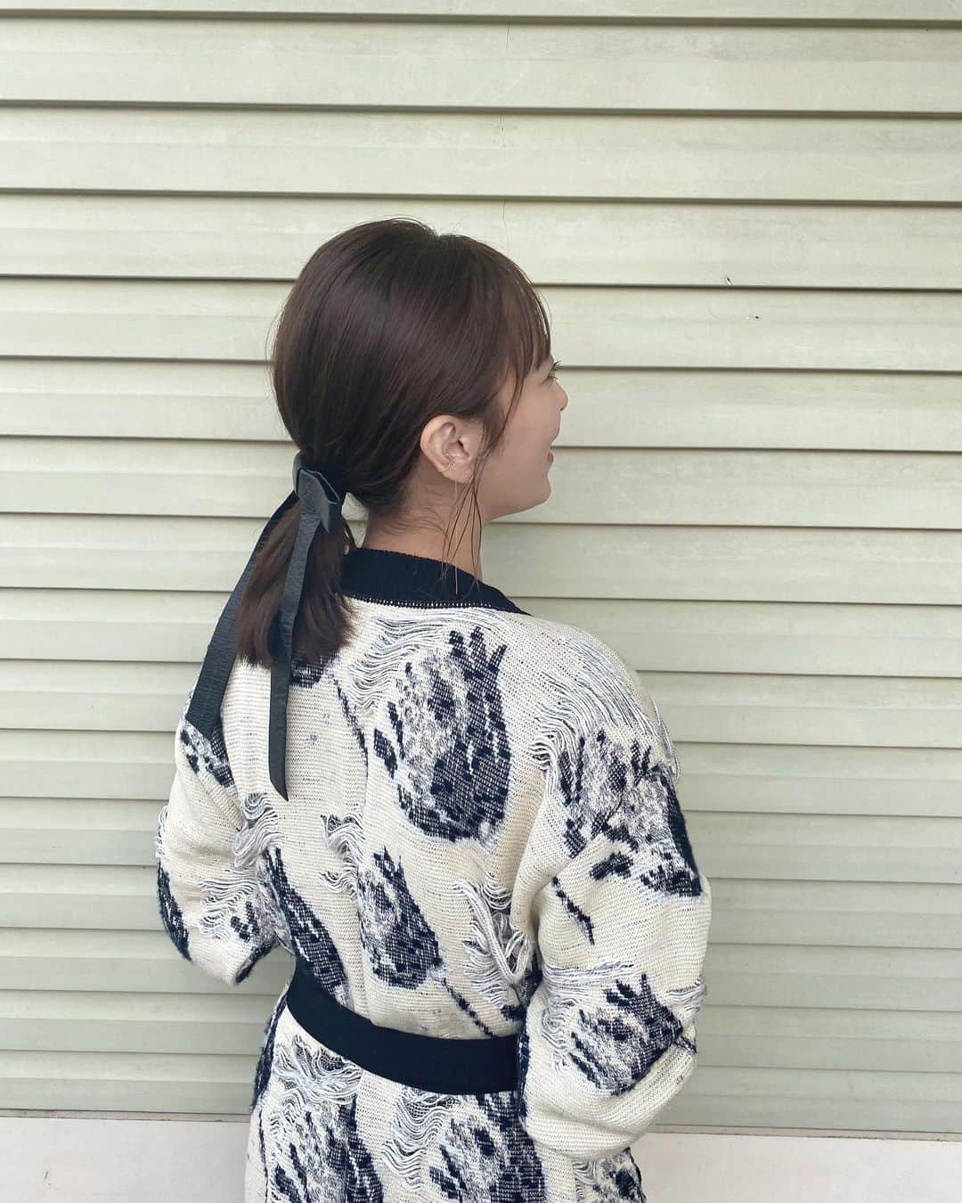 近藤千尋のインスタグラム：「新しいヘアカラーはベージュ♥️  今日の衣装も 可愛かった〜💓😍 茶髪に黒リボン、良し👌🥺 今週も駆け抜けるぞ🏃‍♀️  カーディガン @malamute_iii_knit  ジャンプスーツ @leurlogetteofficialofficial  リボンヘアアクセサリー @fumietanaka_jp  アクセサリー @e.m.portrait  パンプス @dianashoespress」