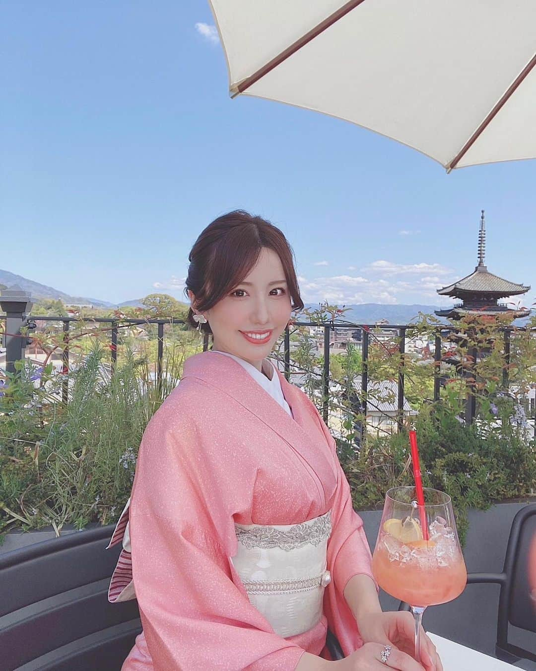 ももさんのインスタグラム写真 - (ももInstagram)「Kyoto🌸🌸🌸✌️  海外みたいなRoof top bar✨ 素晴らしい景色を眺めながら昼飲み最高〜🥂🌸☺️  着物は @kimonomiyabikyoto   アンティークやレースの着物が 種類豊富で可愛いよ😍🌸  #kimono#京都#kyoto#京都散策#ルーフトップバー#k36#着物ヘア#ヘアアレンジ#japan #京都和装工房雅 #京都着物#レース着物雅#pr#レンタル着物#bar#rooftopbar」4月14日 22時21分 - peachichanmomo