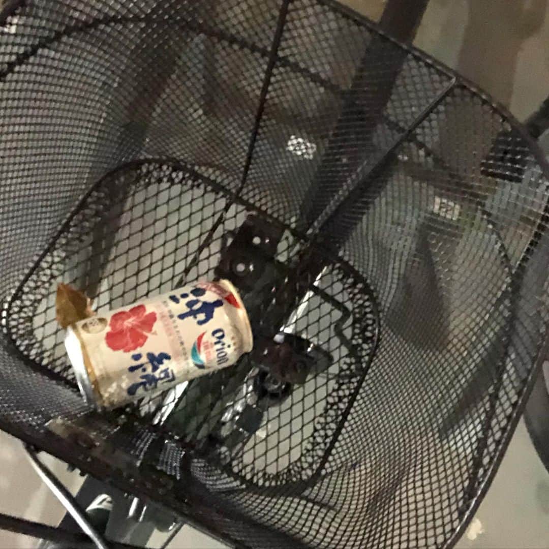 のインスタグラム：「同期の自転車のカゴに缶捨てるかね。ね。」