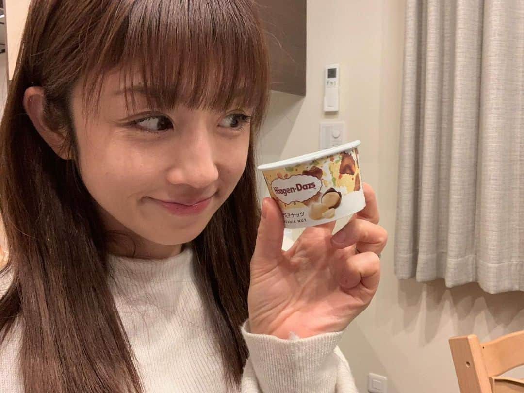 小倉優子さんのインスタグラム写真 - (小倉優子Instagram)「食後のアイス✨✨ 美味しかったぁ💕  新学期が始まり、まだまだ子供達も緊張している様子です❗️❗️  そんな中、色々とガミガミ言いたくなってしまうのですが🤣  私が仕事から帰宅して小言を言われたらテンション下がるので💦  学校や幼稚園で頑張ってきた子供達には優しい気持ちでいてあげたい❗️❗️❗️❗️  ついつい 怒ってしまう私は  大きな心で受け止められるよう頑張ろう❗️❗️❗️❗️  おやすみなさい🌟🌟」4月14日 22時44分 - ogura_yuko_0826