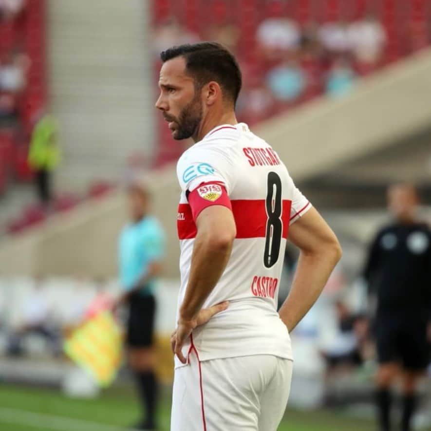 ゴンサロ・カストロのインスタグラム：「Liebe VfB-Fans, leider wird nach dieser Saison für mich der Weg mit dem VfB zu Ende gehen müssen. Es waren drei sehr emotionale Jahre mit sportlichen Höhepunkten und schmerzenden Niederlagen. Als Sportler wächst man an seinen Herausforderungen, wenn man auf Widerstände trifft und sich entscheidet nicht aufzugeben. Genau das habe ich und haben wir uns als Team nach der Abstiegssaison vorgenommen und es ist uns gelungen dies nach dem Aufstieg in der aktuellen Saison eindrucksvoll zu bestätigen. Sehr gerne hätte ich den hoffnungsvollen Weg auch zukünftig mitgestaltet und die Jungs weiterhin aufs Spielfeld geführt. Der Verein hat sich für einen anderen Weg entschieden, den ich respektiere und dennoch sehr enttäuscht darüber bin, dass der Club kein Angebot gemacht hat.  Es hat mir unglaublich viel Spaß gemacht dieses Team und diesen Verein als Kapitän repräsentieren zu dürfen! Vielen Dank an das Team und Fans für eure Unterstützung! Euer Gonzo」