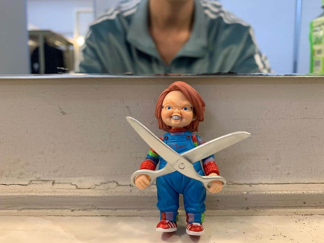 のインスタグラム：「楽屋の守り神、、、  #おやすみ #チャッキー」