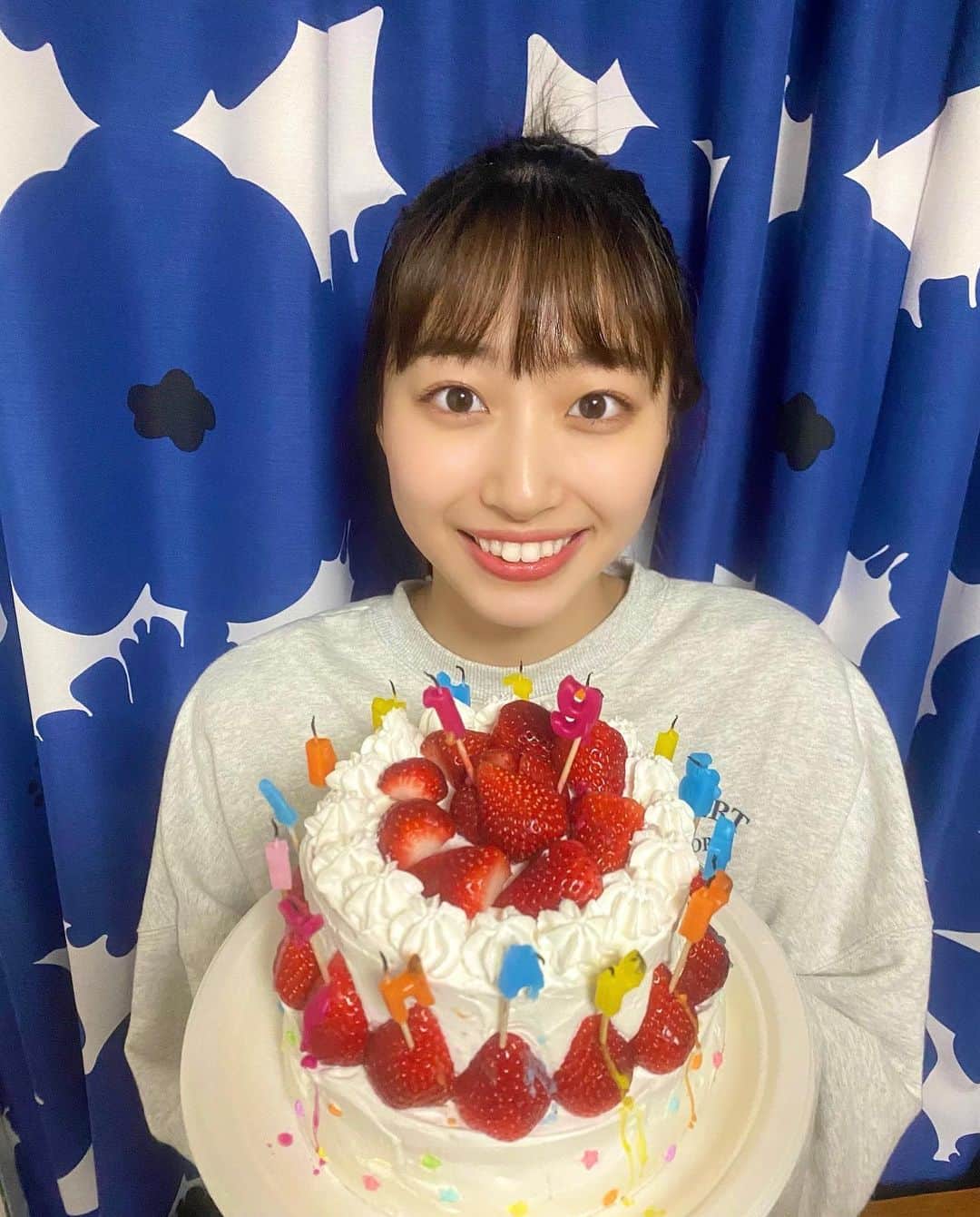 高野渚のインスタグラム：「19歳になりましたーーー！！！  お友達が手作りのケーキを持って来てくれました🎂❤️  10代ラスト、駆け抜けて行きたいと思います💨💨  これからも応援よろしくお願いします🥰🥰」
