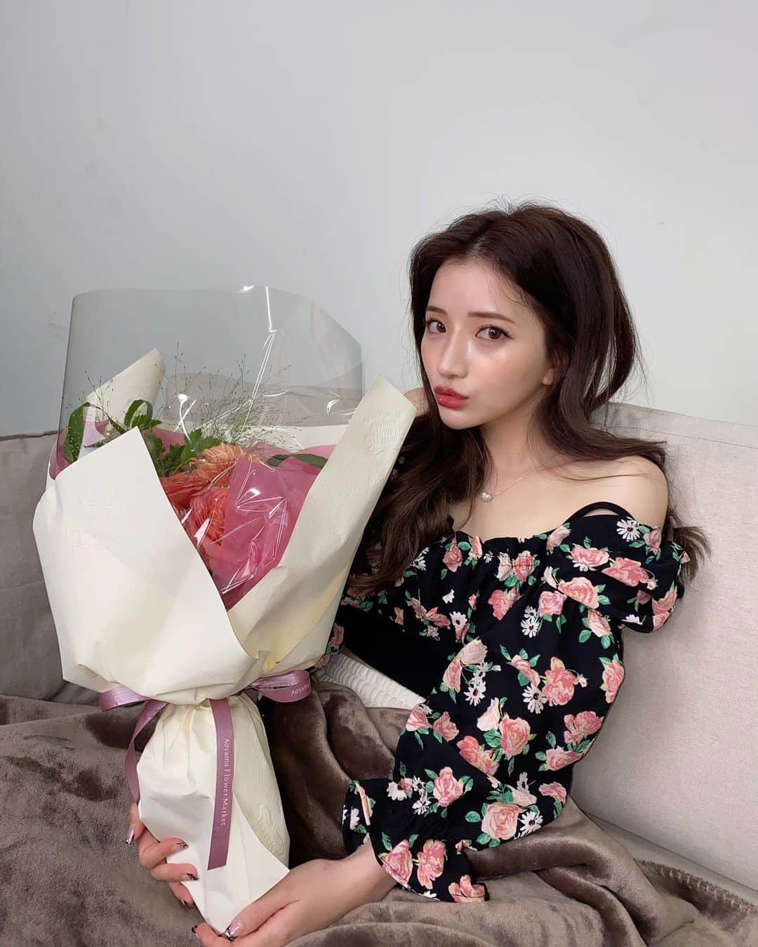 南りほのインスタグラム：「YouTube15万人ありがとうございます💐🖤🌹」