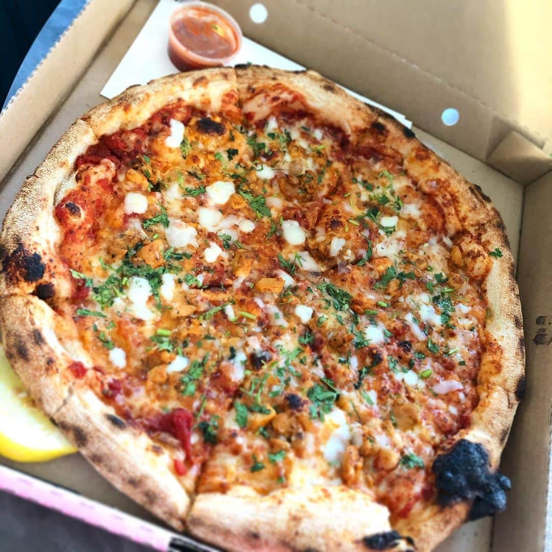 新田朝子さんのインスタグラム写真 - (新田朝子Instagram)「今夜はピザ。エルサレムには知っている限り、２つ美味しいピザ屋がある。その馴染みの店に、バターチキンピザ🍕という、なかなかそそられる新メニューができたので頼んでみたら、バターチキン感はそこまで強くないが、まぁ美味しい。基本こちらで食べるピザの生地は薄くて硬めだが、唯一もちもちしたピザの生地を食べられるこの店に救われている。 . #フリーアナウンサー #イスラエル #海外在住 #エルサレム #中東 #海外好きな人と繋がりたい #海外グルメ #ピザ #グルメ好きな人と繋がりたい  #israel #middleeast #jerusalem #pizza #pizzalover」4月15日 1時07分 - asako.nitta