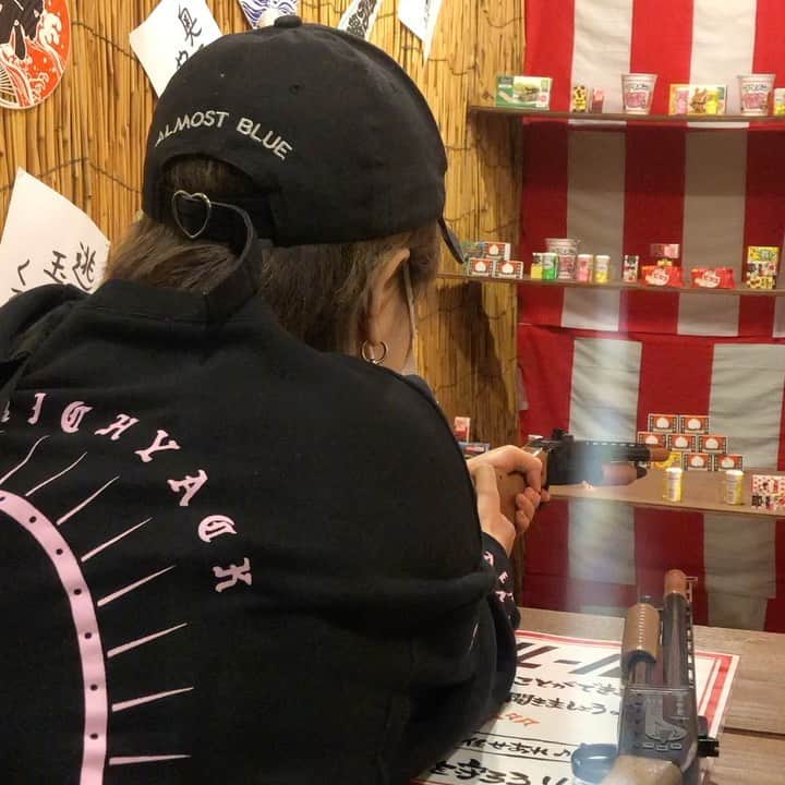 のインスタグラム：「神田にある串カツ屋さん「あげもんや」さんに友達と行ってきた😺 久々に串カツ食べた😸だし巻き卵がボリュームあって美味しかった😽揚げ物の箸休め的な感じで🥚デザートのチョコ串も美味しかったなあ😻 射的とかわたあめとかお祭りみたいなお店だったよ😺  #大衆酒場あげもんや神田店 #東京串カツ #大衆酒場あげもんや #神田居酒屋 #神田串カツ #神田飲み #pr」