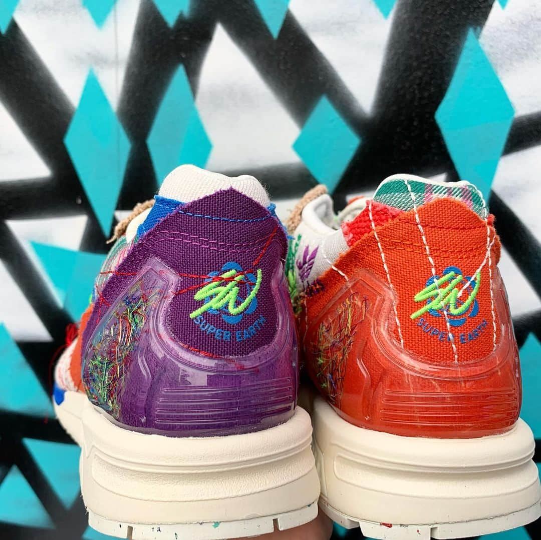 アトモスガールズ/atmos girlsのインスタグラム：「. 4/16(FRI)より発売開始🧵👟🌈 adidasよりZX 8000 SUPEREARTH SeanWotherspoonが登場🧵🌈  さまざまなテキスタイル,パターン&ファブリックを組み合わせ象徴的なアディダスのスニーカー「Samba」のタンを採用し、アウトソールにゴムを使用することによりビーガン仕様の構造でサスティナビリティを表してます🥰🧵 サスティナビリティ🌿なコラージュモチーフは細部にも生かされスニーカーには複数のレースが使用されています🌐🌳  最後に、印象的な外観を締めくくるのは、タンとかかとのタブのスーパーアースのグラフィック🎨 全体に施されたショーンが描いた花を刺繡にしたデザインです🌼👨‍🎨💕  是非お見逃しなく♻️🌐  #atmos #atmospink #atmostokyo #shoes#adidas#stansmith #newarrived #seanweatherspoon #sneakers #spring #springcode #street #streetstyle #earthfocus #アトモス #アトモスピンク #アトモストウキョウ #アディダス  #スタンスミス  #ショーンウェザースプーン #3本ラインのブランド#春コーデ#春ファッション#スウェットコーデ#ストリート#サステナブル #ストリートコーデ#コーディネート #ストリートファッション#👟❤️」