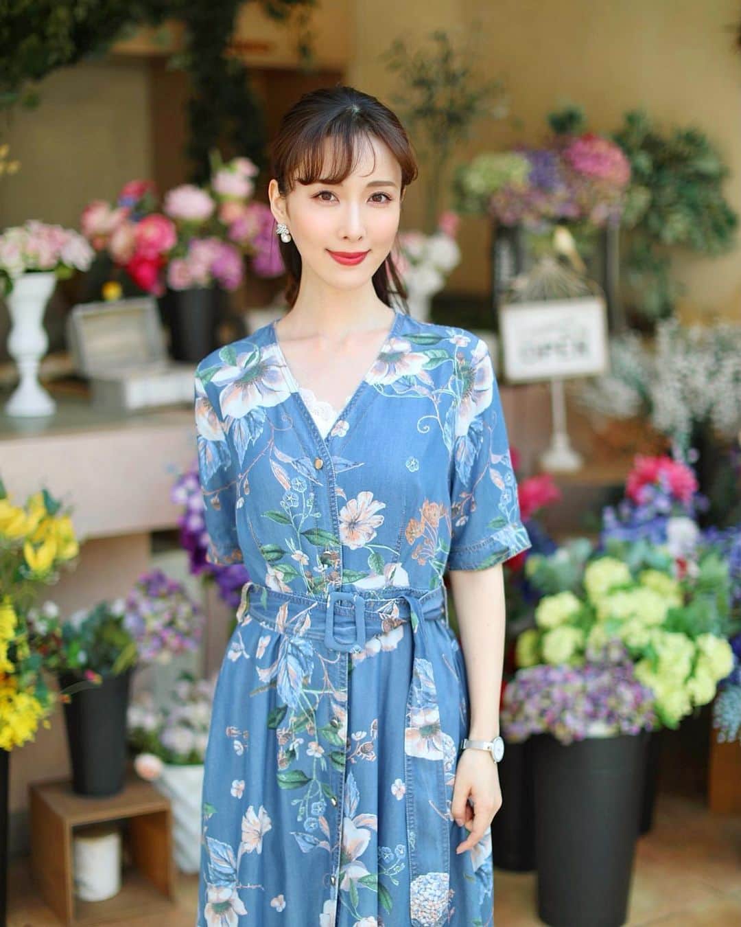 のインスタグラム：「お気に入りのお洋服でのお出かけは、 いつもより少し多めにHappyを感じられる💙 mon trésor で、皆さんの幸せのお手伝いができていたら嬉しいなぁ…👗😉✨ . ☑︎dress @montresorsaki  新発売のデニム風生地のワンピース👖💐 ウエストベルトと、大人可愛い花柄が素敵な1枚です. . #montresor #montrésor #モントレゾール #selectshop #セレクトショップ  #綺麗めコーデ #大人可愛い #大人可愛いコーデ  #お出かけコーデ #観劇コーデ #cordinate」