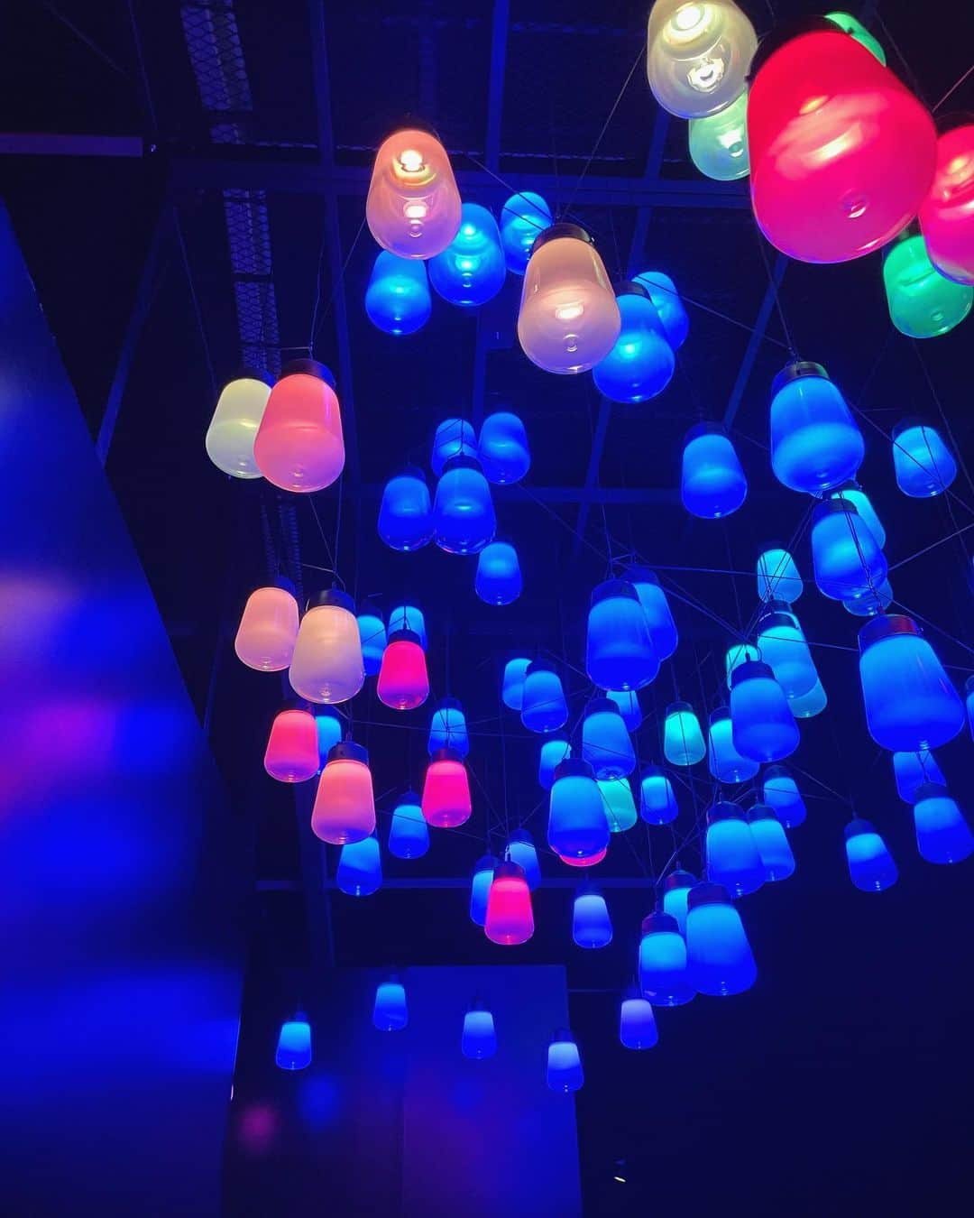 永尾まりやさんのインスタグラム写真 - (永尾まりやInstagram)「@teamlab_futurepark  六本木にある期間限定のアートサウナに行ってきましたっ 7つのサウナと冷水シャワー、3つのアート休憩室があって、アート凄く綺麗で癒されたよ😌  水着は @_juemi_   #アートサウナ  #六本木 #チームラボサウナ  #tiktok #juemi」4月15日 11時50分 - mariyagi_san