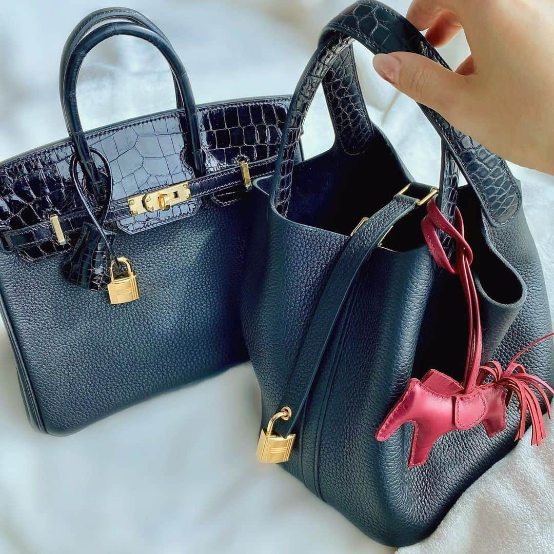 Reikaさんのインスタグラム写真 - (ReikaInstagram)「Sisters 🐴🧡 Picotin Touch PM Matte Alligator in Noir GHW with Birkin Touch 25 Shiny Crocodile in Noir GHW  私の🐴担当さんが優秀すぎて脱帽🧡  スーパーレアなタッチシリーズの黒のゴールド金具のバーキン25とピコタンpm 🐊　  私の好み完璧に把握してて、あまり人と被らない物が好きだから、毎回「え！うそ？！」て言う品をチョイスして連絡してくれる。電話来るたびに発狂😂  #picotintouch #picotin #hermespicotin #birkintouch #birkin25 #hermesbirkin #バーキンタッチ　#ピコタンタッチ　#ピコタンロック #バーキン25 #エルメス好きな人と繋がりたい」4月15日 12時04分 - reikamarianna