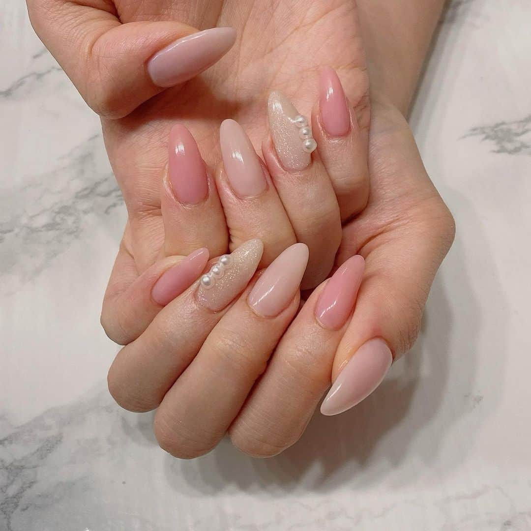 ひなたまりんのインスタグラム：「ころころパール💓 @favnail__shibuya で中川さん(Mikiさん)指名🧸 #favnail #newnail #ファブネイル #シンプルネイル #上品ネイル」