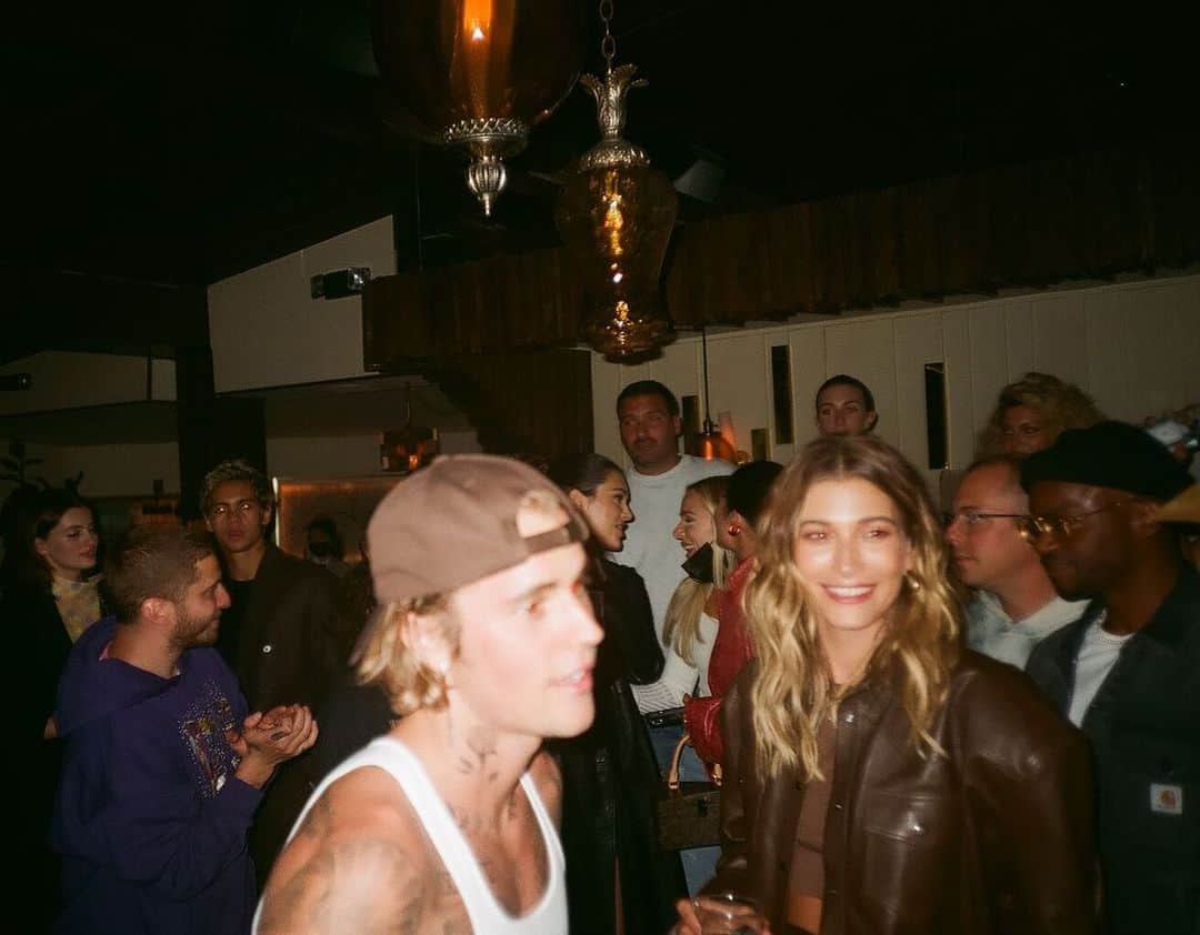 ジャスティン・ビーバーのインスタグラム：「Here’s a 🔑 you are who you surround yourself with  📷: @rorykramer」