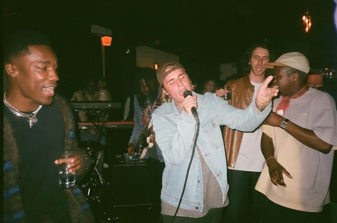 ジャスティン・ビーバーのインスタグラム：「A couple of good ass dudes @danielcaesar @giveon   📷: @rorykramer」
