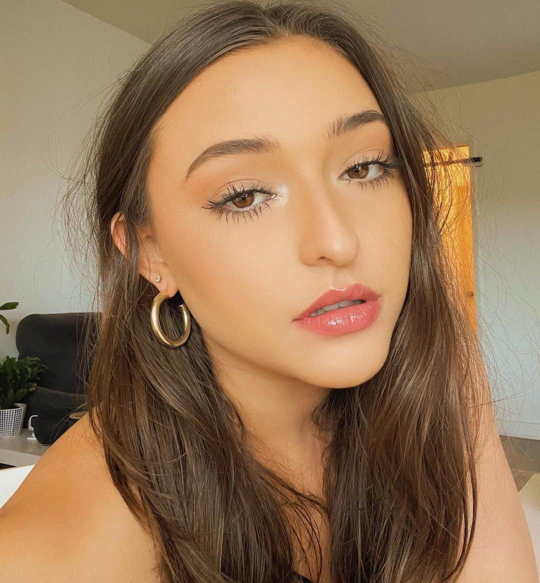 テイラー・グラブスのインスタグラム：「new video is live! link in my bio! this one is special to me🥺❤️ ALSO i swear gold hoops and some gloss will change ur entire day  gloss: come thru @colourpopcosmetics」