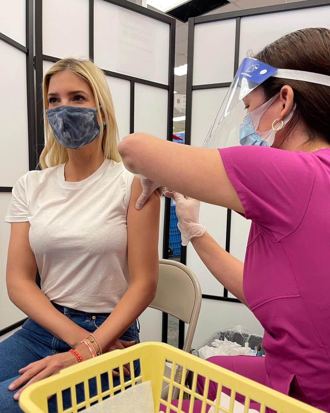イヴァンカ・トランプのインスタグラム：「Today, I got the shot!!! I hope that you do too!  Thank you Nurse Torres!!! 💙」