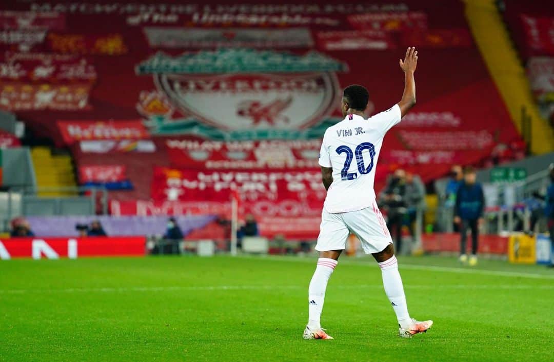 ヴィニシウス・ジュニオールのインスタグラム：「Historia por hacer... Obrigado pelo carinho de sempre e vamos pra semi!! Que honra e orgulho jogar nesse time!!  ¡HALAMADRID! 🤍⚡️」