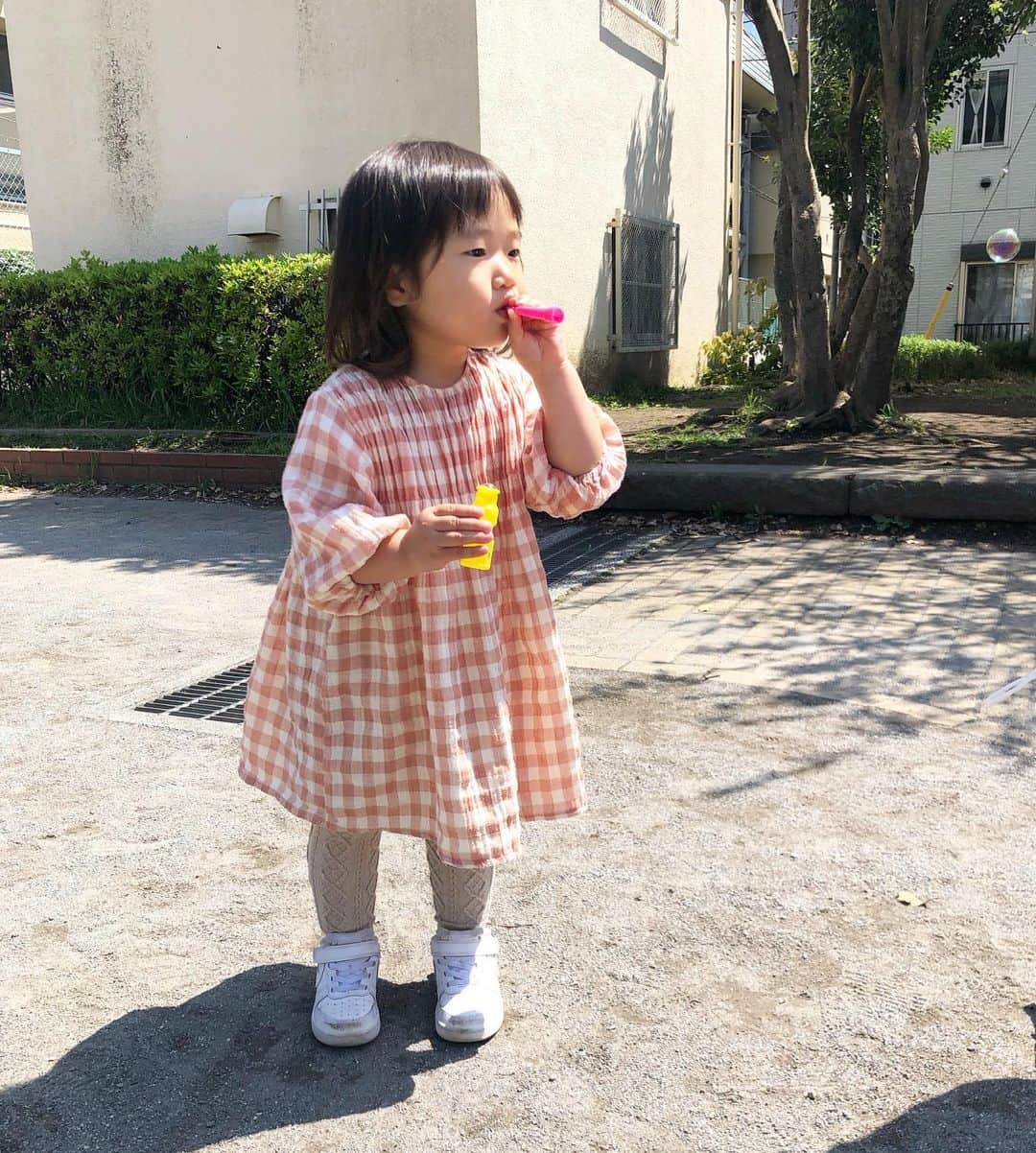 那須久美子のインスタグラム：「あと9日で3歳になる娘👶💕  「2歳までは赤ちゃん👶✨ 3歳になったらお姉さんになるからなんでも1人でやるのよ👧‼️」  と自ら言ってるので楽しみです✨  相変わらずのパパ似で、性格はママ似✨  子育てでたくさんの事を学ばせてもらってます✨  #2歳11ヶ月 #女の子ママ　#ママ美容師　#成長記録　#イヤイヤ期」