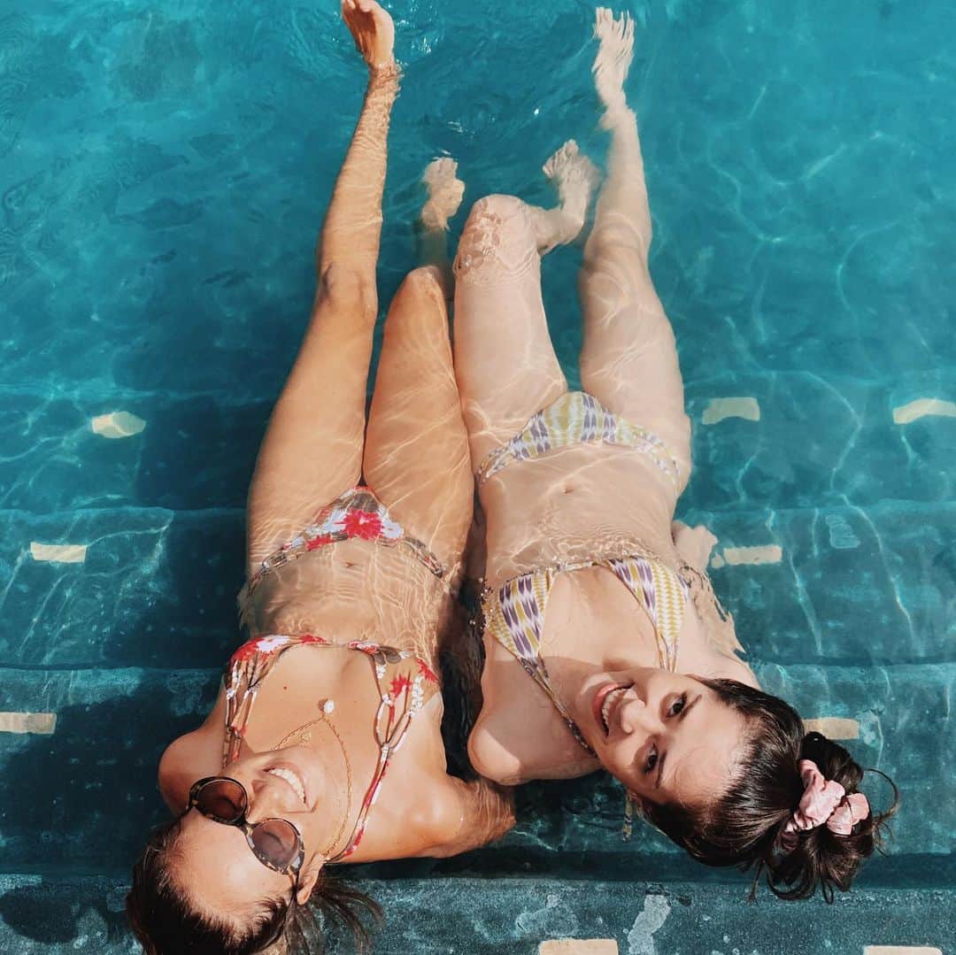 アリッサ ウーテンのインスタグラム：「Summer is right around the corner and I can’t wait for more days in the sun 🌈 @chissta」