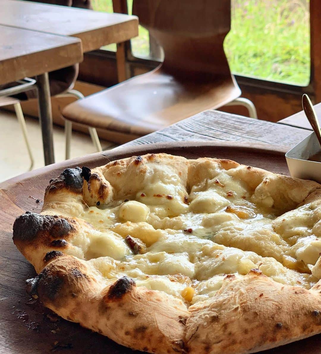 井上麻衣さんのインスタグラム写真 - (井上麻衣Instagram)「久しぶりに山岡ピザが食べたくなって 一ヶ月前から予約しました🍕✨  とりあえず晴れてよかったーっ🥺  ピザはもちろん、一品も美味しくて ついつい頼みすぎちゃう😂 今回は枚数オーバーで食べられなかったけど 次はドルチェピザも、、、、❤️  . . . . #lunch#pizza #nara#ikoma #italian #gourmet #ランチ#ピザ#山岡ピザ#生駒#奈良 #奈良グルメ#生駒グルメ #イタリアン#グルメ#完全予約制」4月15日 7時52分 - mai_inoue
