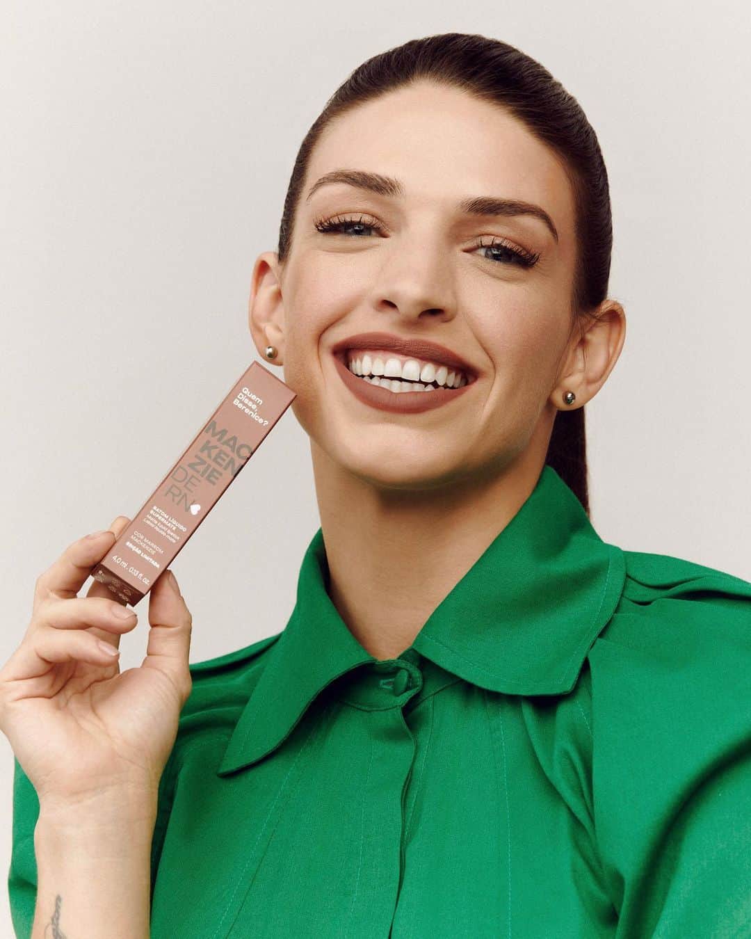 マッケンジー・ダーンのインスタグラム：「The Mackenzie Dern lipstick color in the Collection “Women That We Love” by  @quemdisseberenice ! It was so much fun to be a part of this campaign! 💄 • • Coleção “Mulheres Que Amamos” da @quemdisseberenice ! Minha cor é o Marrom Mackenzie, e conta com vitamina E e Manteiga de Karité em sua composição, unindo o melhor da Beleza e Tratamento. Ahhh, esses batons são edição limitada, então já sabe, né? Corre pra garantir o seu!  • • 💄💄💄」