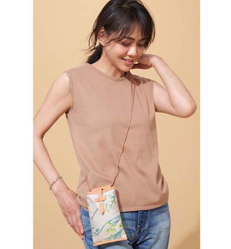前田典子さんのインスタグラム写真 - (前田典子Instagram)「@hersgreenlabel_store  #hers このバンダナ柄 #折りたたみ傘 可愛かった💕 #日傘雨傘兼用 ☂️  バックシャンなトップス 肩の幅がちょうどいいノースリーブカットソー ＨロゴのTシャツ　など #hersgreenlabel 👗💚」4月15日 8時13分 - maenorichang
